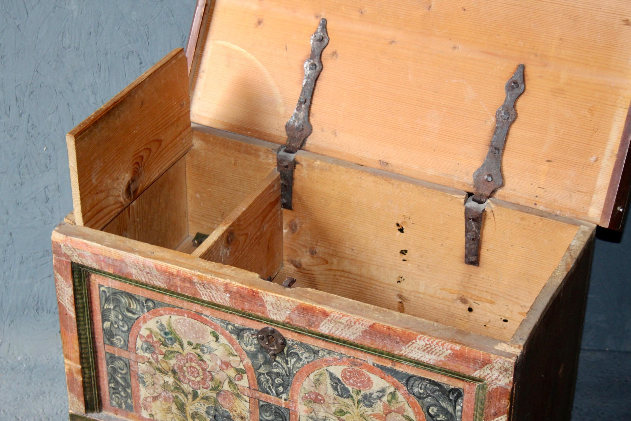 Swiss Alp Small Painted and Dated Trunk For Sale 7