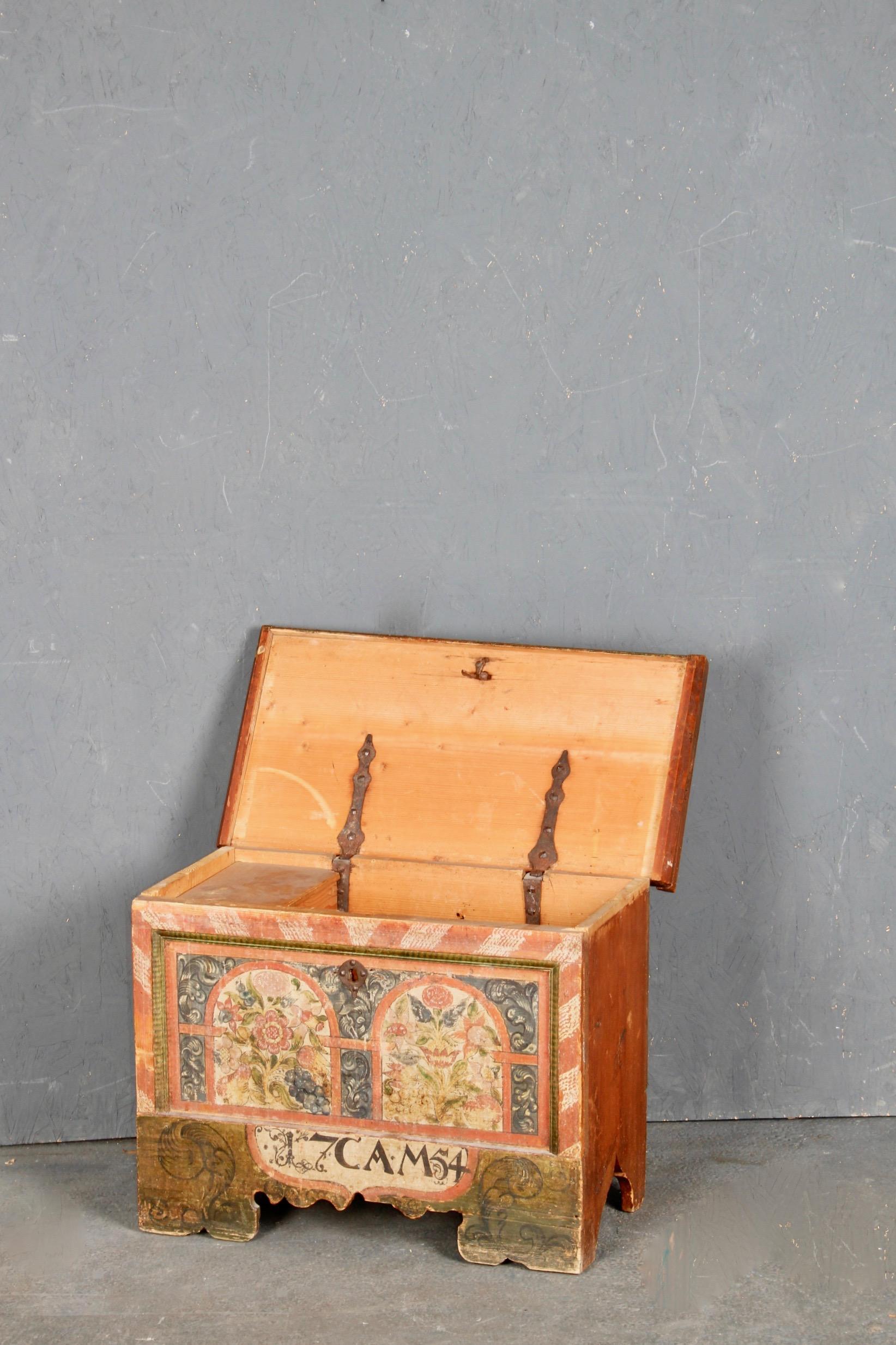 Swiss Alp Small Painted and Dated Trunk In Good Condition For Sale In grand Lancy, CH