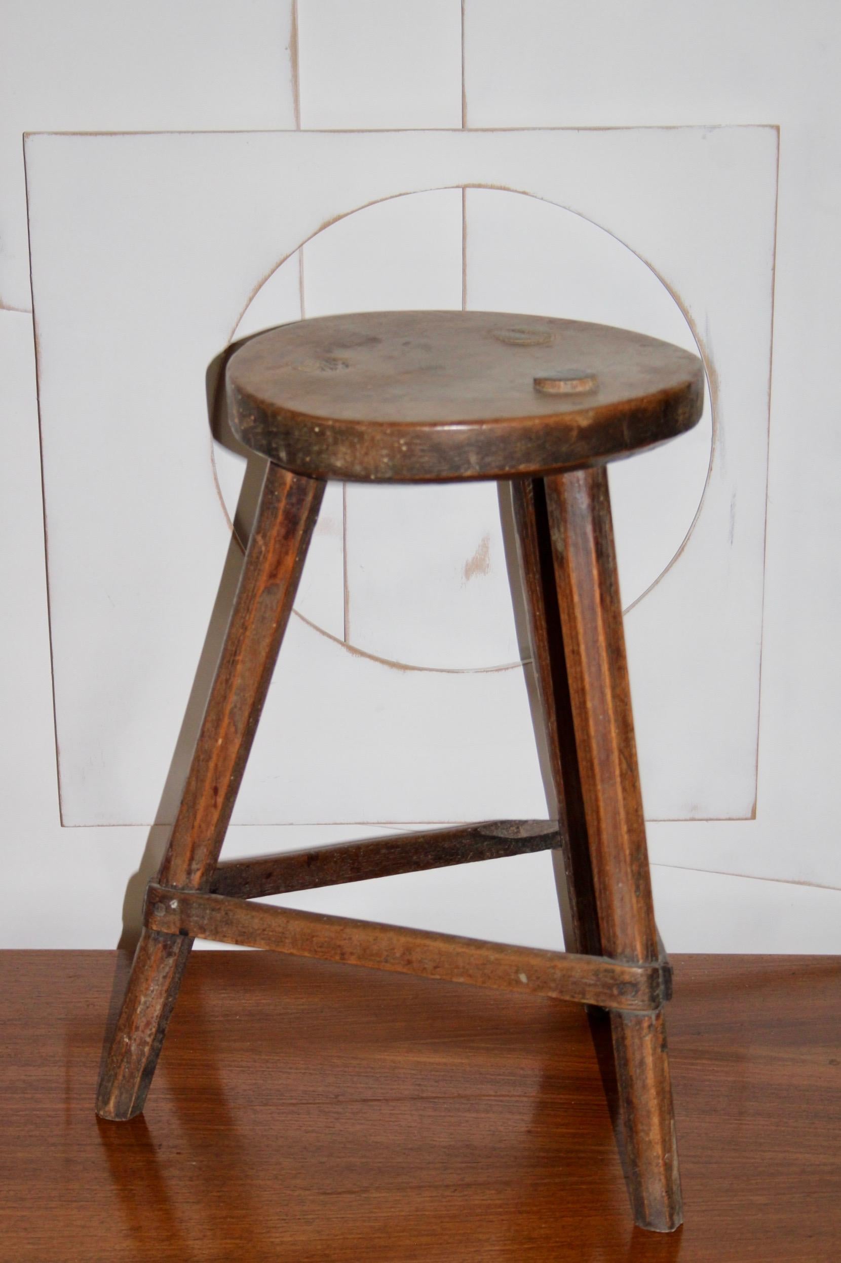 Swiss alp tripode stool In Good Condition For Sale In grand Lancy, CH