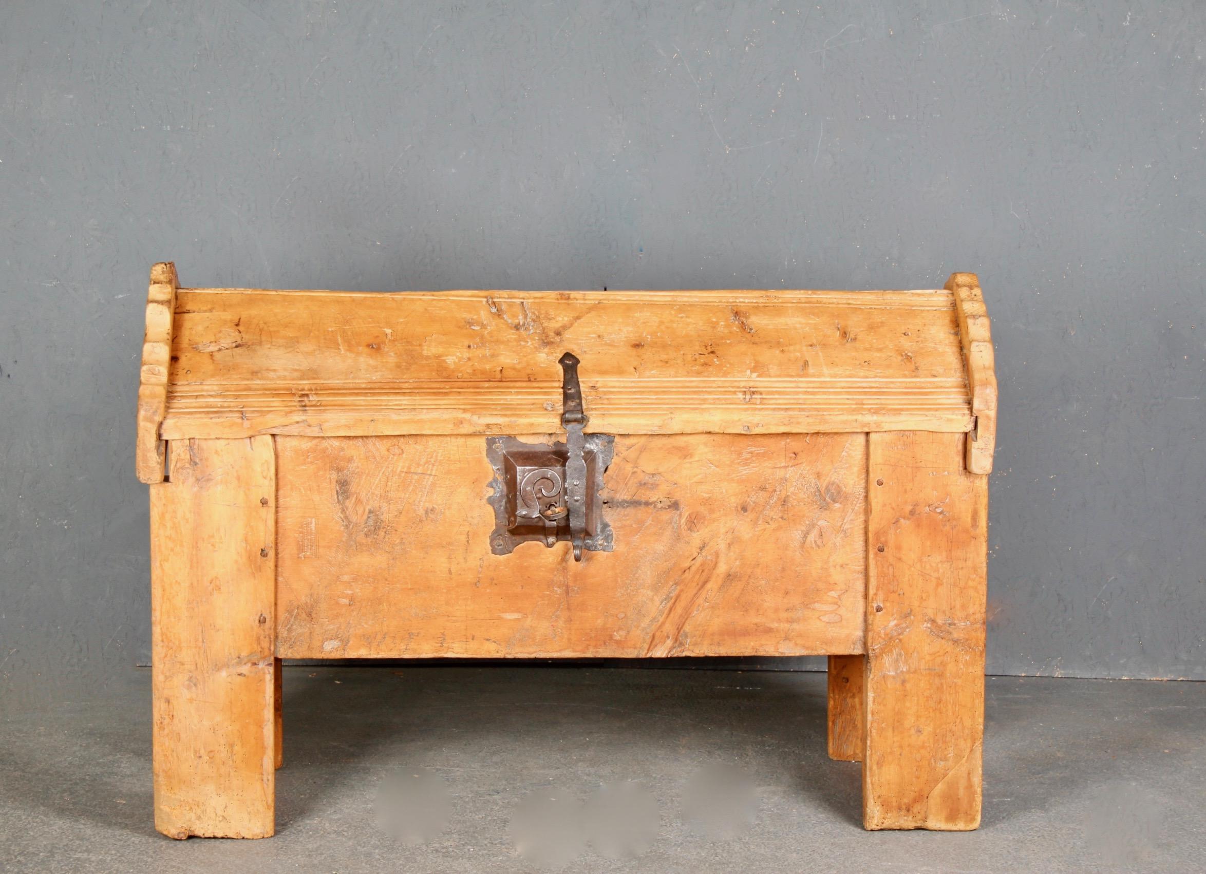 Alpine chest from the Valais region, it has a light patina and traces of marks typical of popular mountain art such as the rouelle for example, its lock is very beautiful.