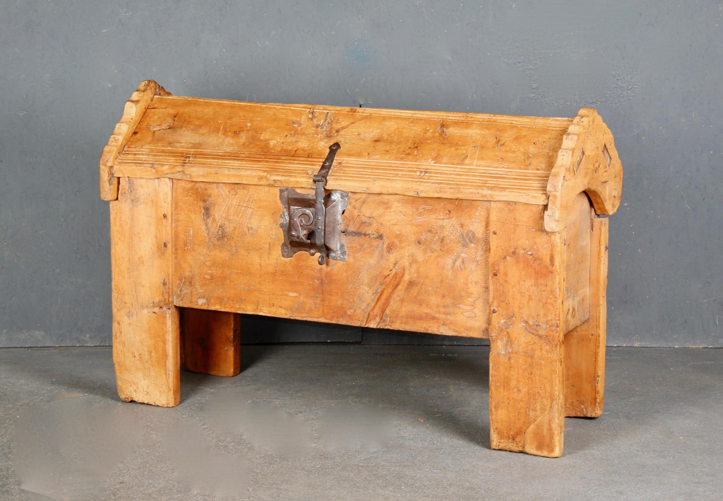 Swiss Alp Trunk from Wallis Place In Good Condition For Sale In grand Lancy, CH