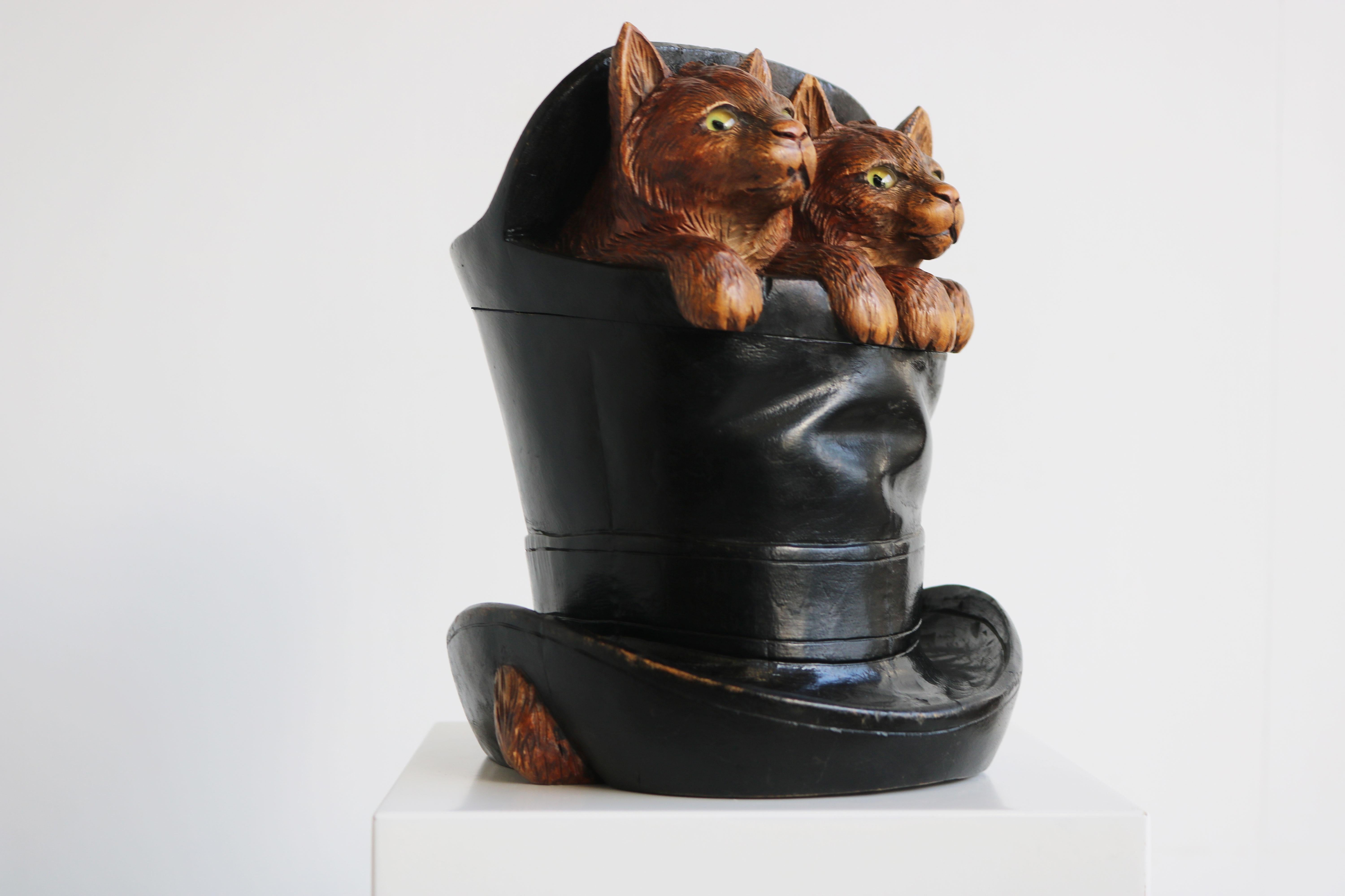 Swiss Antique 19th Century Black Forest Cat Tobacco Jar Cigar Box Humidor Carved In Good Condition In Ijzendijke, NL