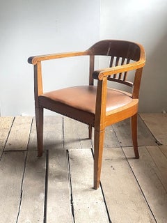 Sillón suizo de estilo Art Déco de madera con asiento de cuero marrón, década de 1930