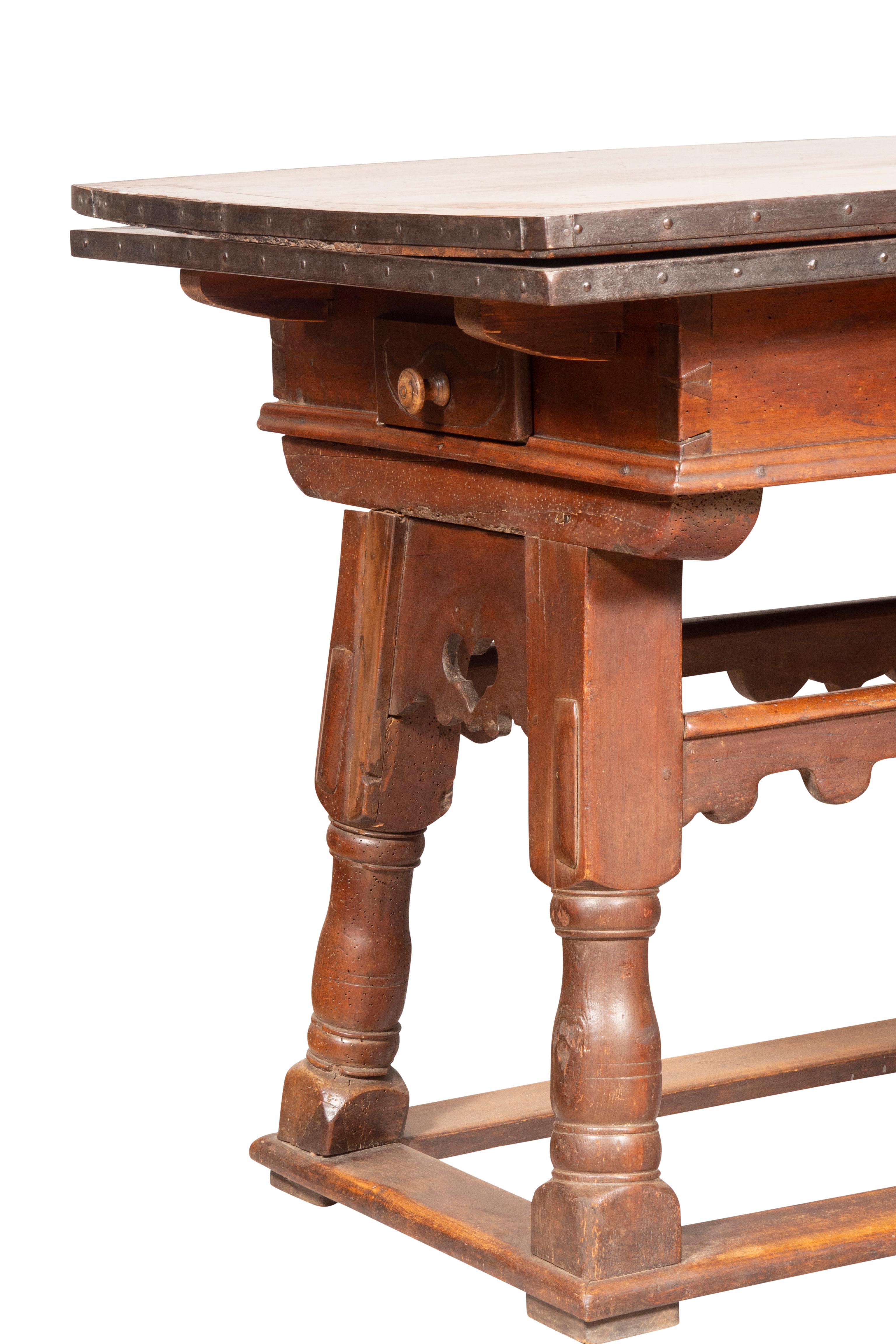 Table à tiroirs baroque suisse en noyer en vente 12