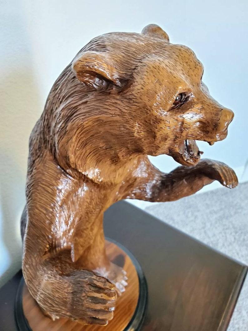 Fait main Statue d'ours de la Forêt Noire suisse sculptée et laquée en vente