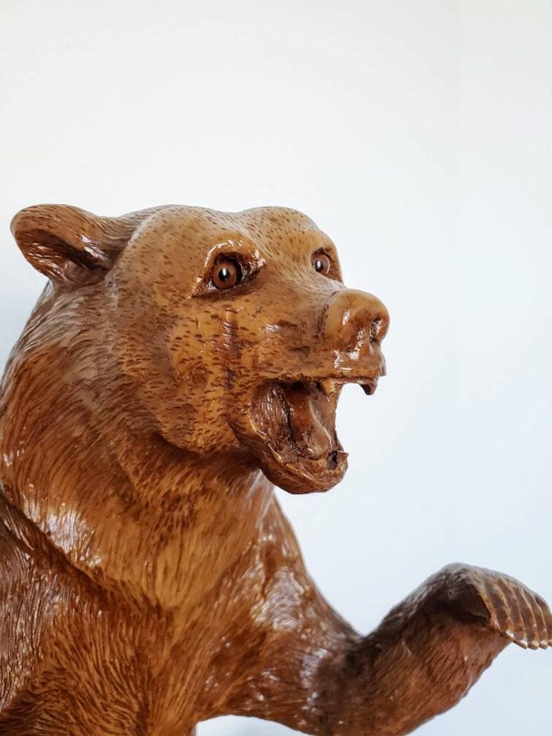 Verre Statue d'ours de la Forêt Noire suisse sculptée et laquée en vente
