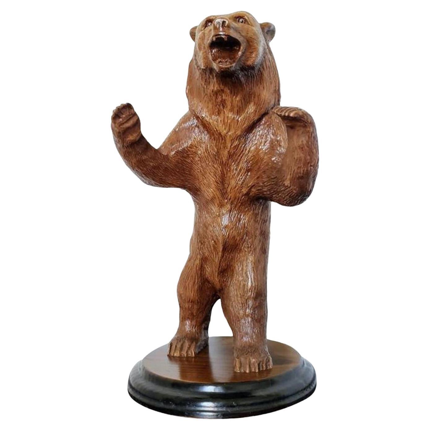 Statue d'ours de la Forêt Noire suisse sculptée et laquée