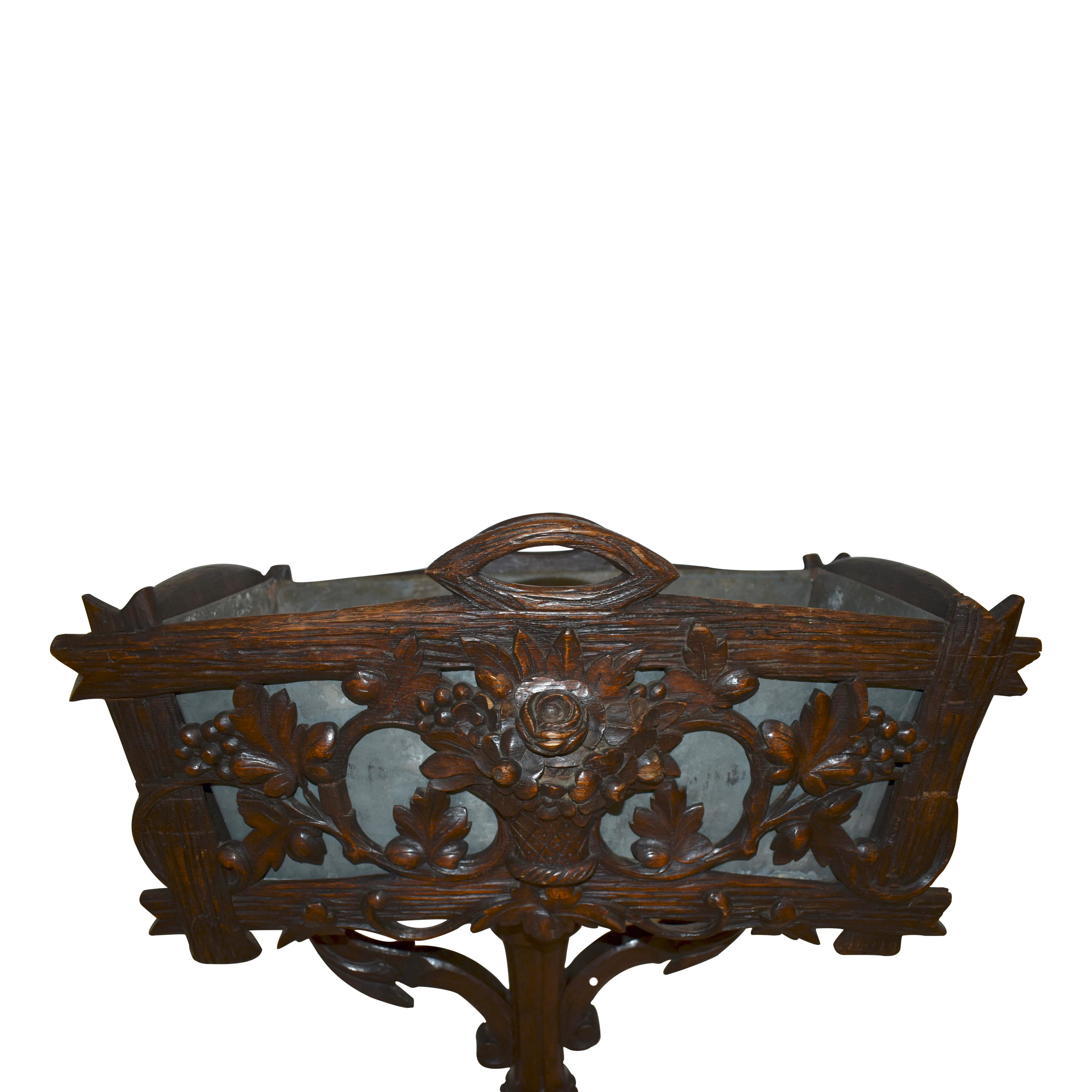 Sculpté Boîte à jardinière/Jardinière en bois sculpté de la Forêt Noire suisse, vers 1880 en vente