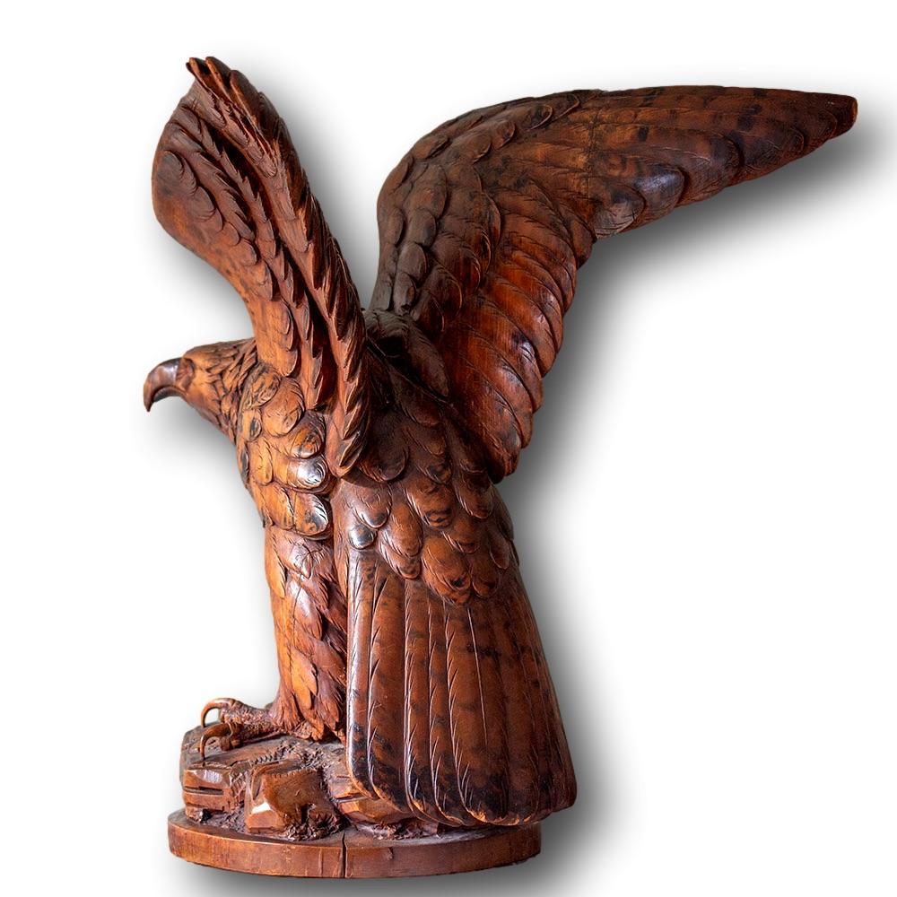 Sculpté Sculpture d'aigle de la Forêt-Noire suisse en vol en vente