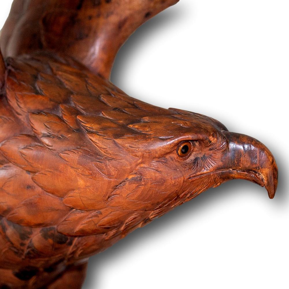 Bois Sculpture d'aigle de la Forêt-Noire suisse en vol en vente