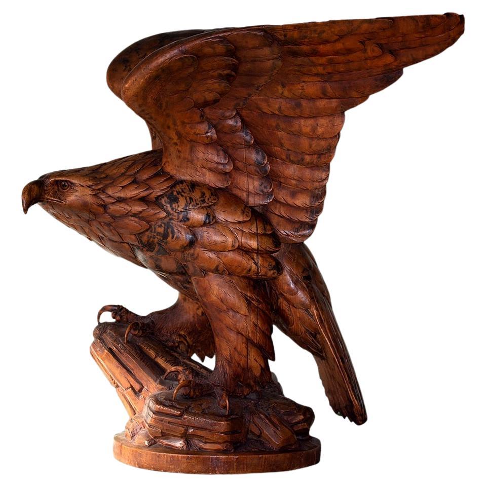 Sculpture d'aigle de la Forêt-Noire suisse en vol