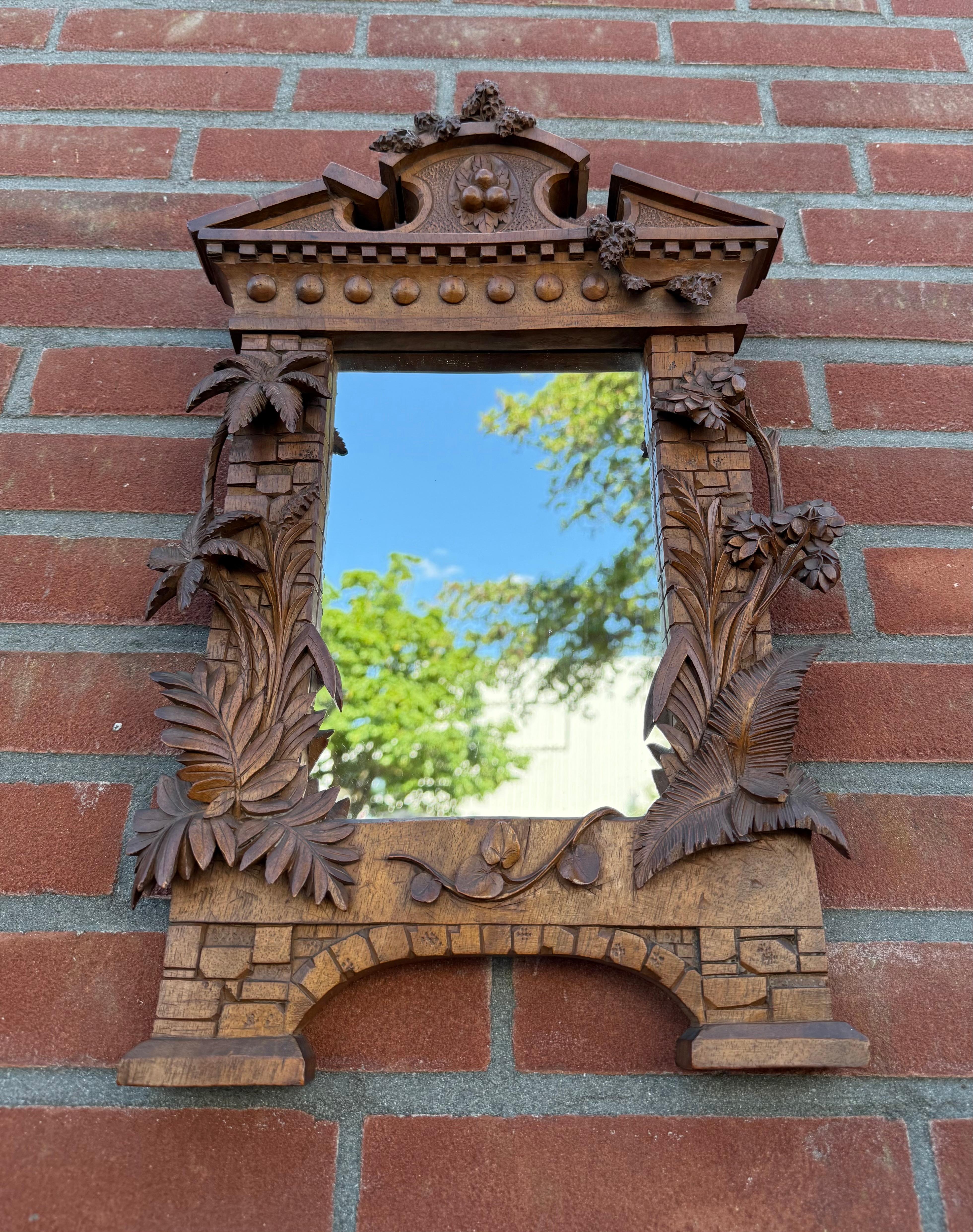 Verre Miroir Grand Tour Suisse Black Forest Cadre de ruine de temple en bois de noyer sculpté à la main 19ème siècle en vente