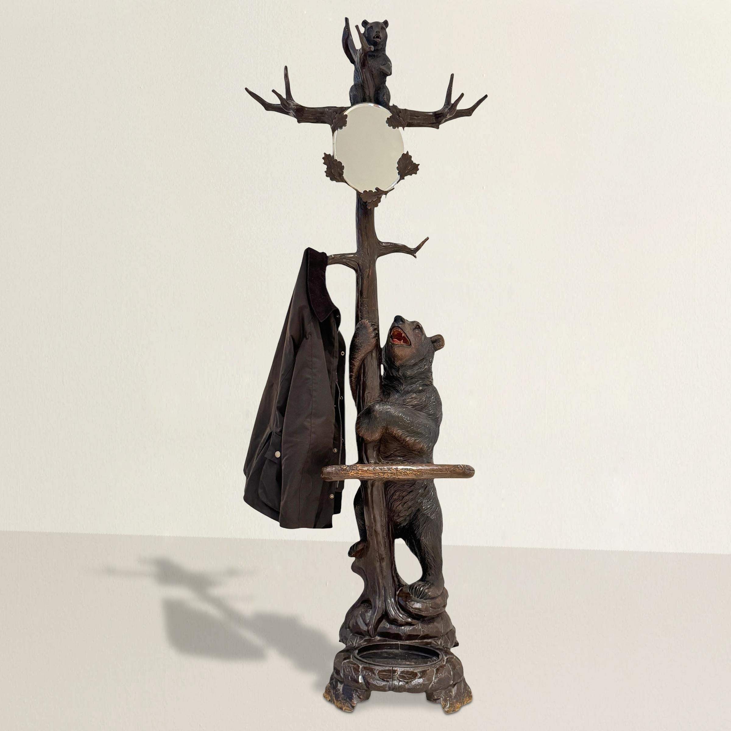 Exemple magistral de l'artisanat suisse de la Forêt-Noire, cet arbre de jardin en tilleul datant de 1900 est l'œuvre de l'atelier réputé Seilar-Brawant de Brienz. D'une taille imposante et riche en détails, elle représente un grand ours debout au