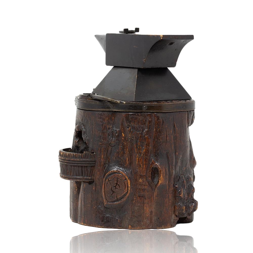 Avec compartiments secrets et serrures Coupe-cigare et étui Vesta

Nous avons le plaisir de vous présenter cette très rare et inhabituelle sculpture suisse de la Forêt Noire représentant un pot à tabac en forme d'enclume de forgeron, avec un