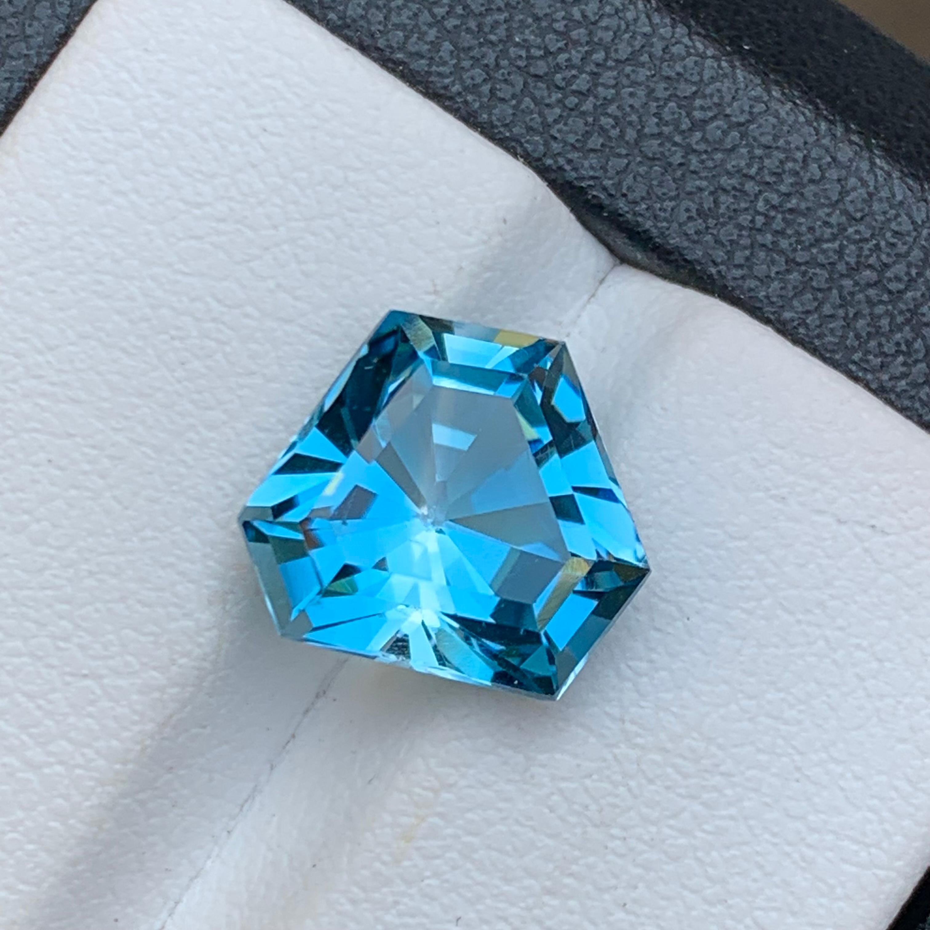 Contemporaneo Anello di Topazio Blu Svizzero Naturale Gemma Sciolta 6,45 Carati Taglio Esagonale per Gioielli in vendita