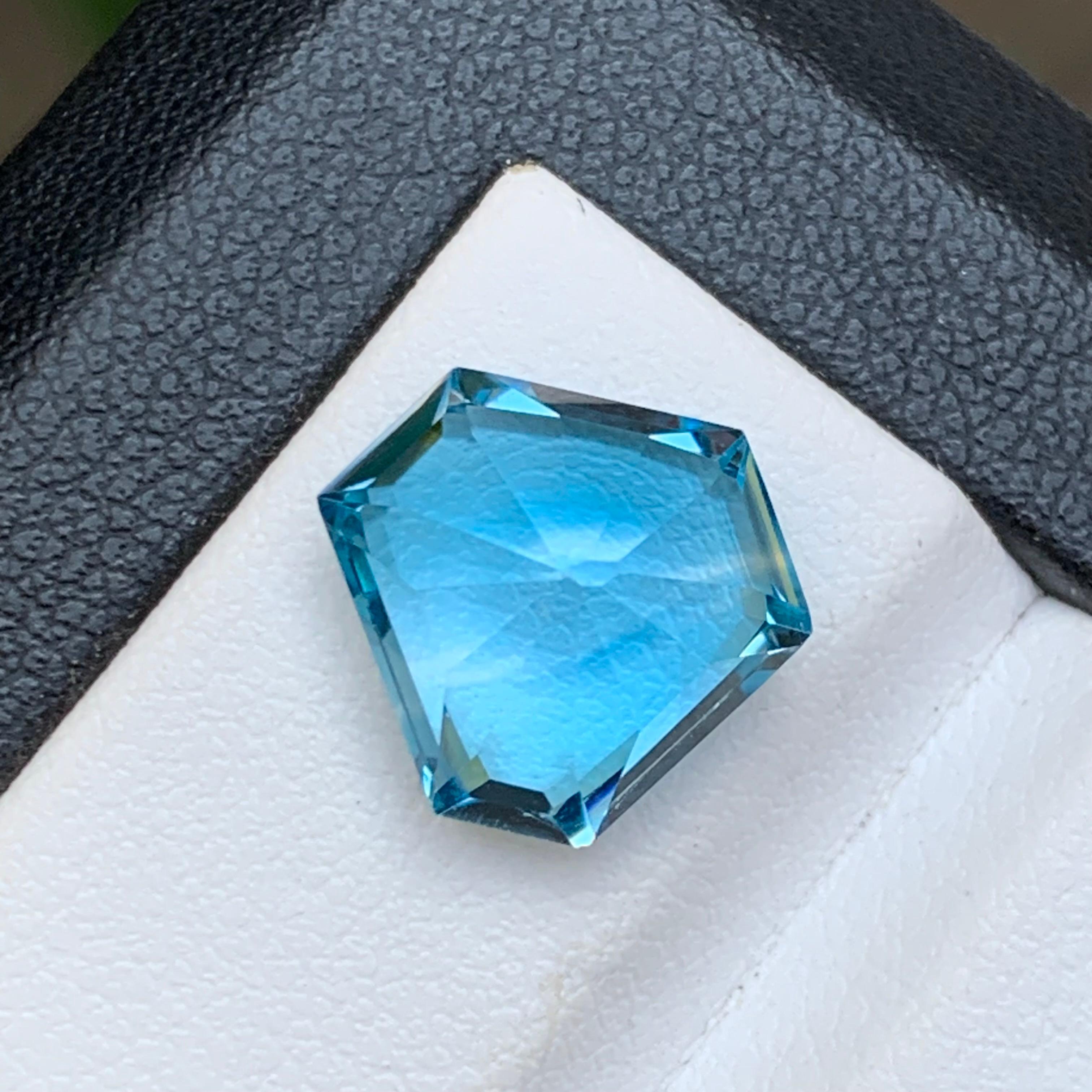 Esagono Anello di Topazio Blu Svizzero Naturale Gemma Sciolta 6,45 Carati Taglio Esagonale per Gioielli in vendita