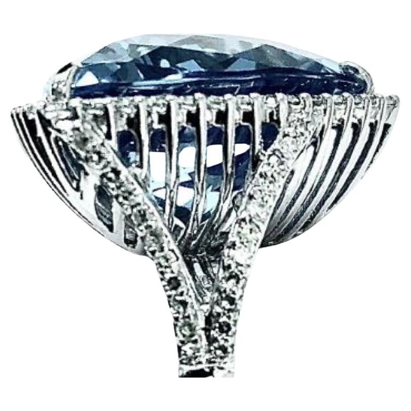 Beschreibung
Atemberaubender Ring aus Schweizer Blautopas mit eingefassten Diamanten.
Artikel # R150

Materialien und Gewicht
Schweizer Blautopas, 19,8 x 11,8 mm, Billionenschliff, 26 Karat.
Pave-Diamanten, 1,06 Karat.
14k