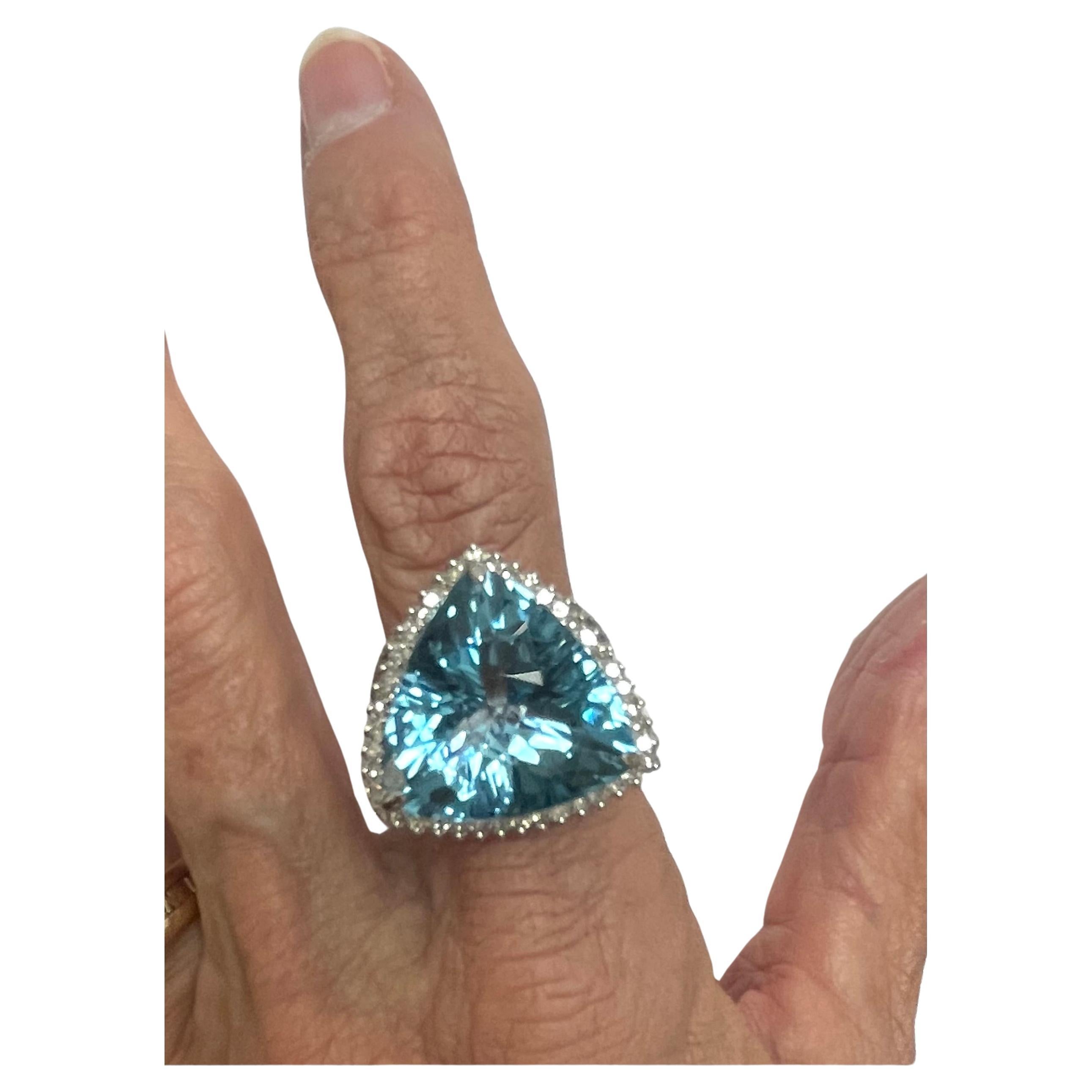 Schweizer Blautopas 26 Karat mit Pavé-Diamanten Ring (Zeitgenössisch) im Angebot