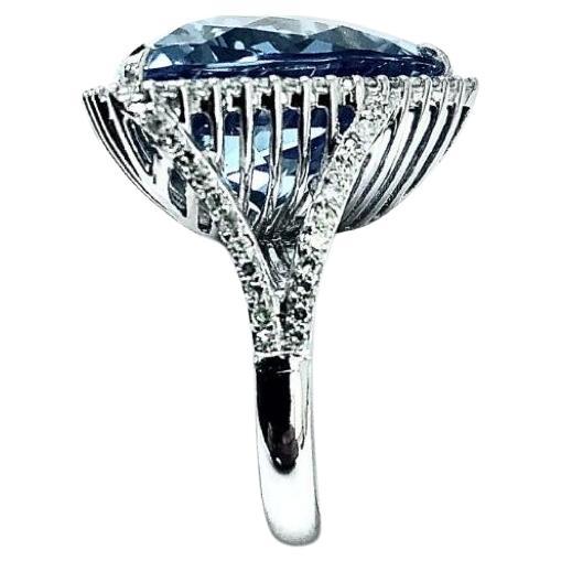 Schweizer Blautopas 26 Karat mit Pavé-Diamanten Ring (Trillionschliff) im Angebot