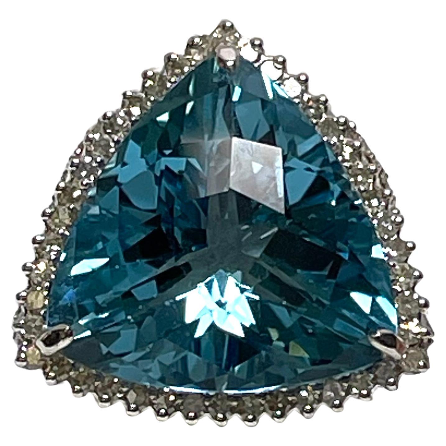 Schweizer Blautopas 26 Karat mit Pavé-Diamanten Ring im Zustand „Neu“ im Angebot in Laguna Beach, CA