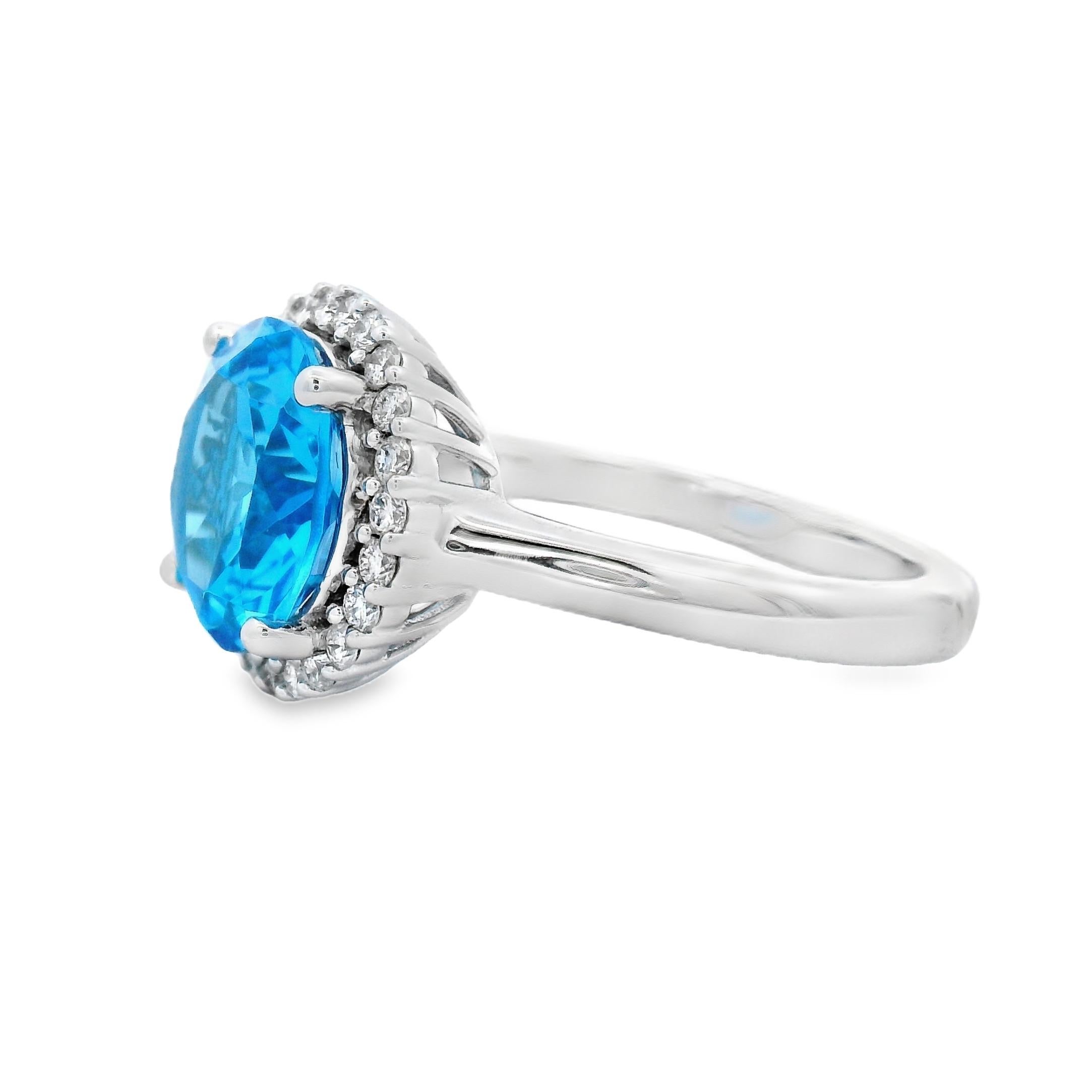 Taille ronde Bague halo en or blanc 14K avec topaze bleue et diamant 3.90ct Taille 7 en vente