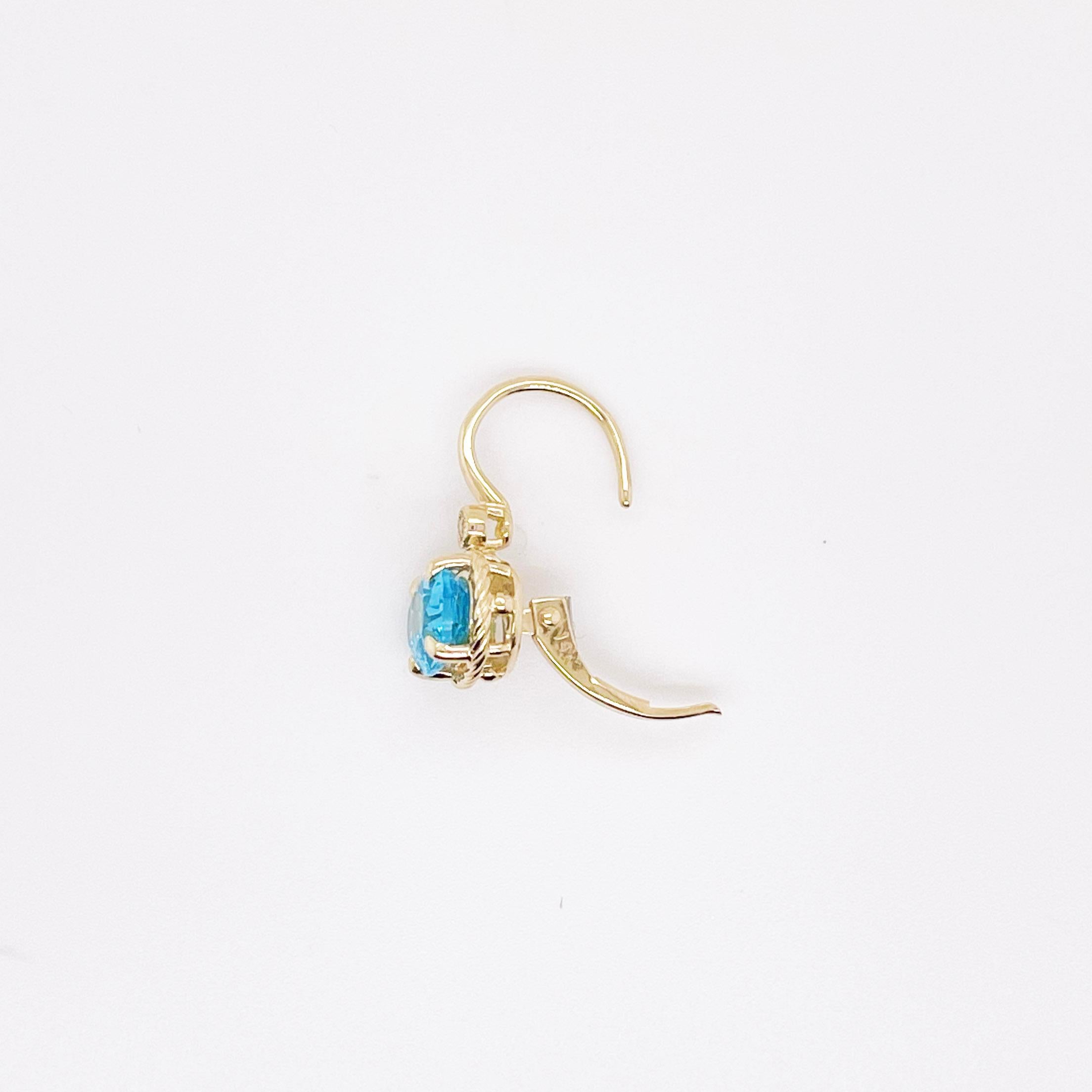 Contemporain Boucles d'oreilles en or jaune 14K avec topaze bleue et diamant en vente
