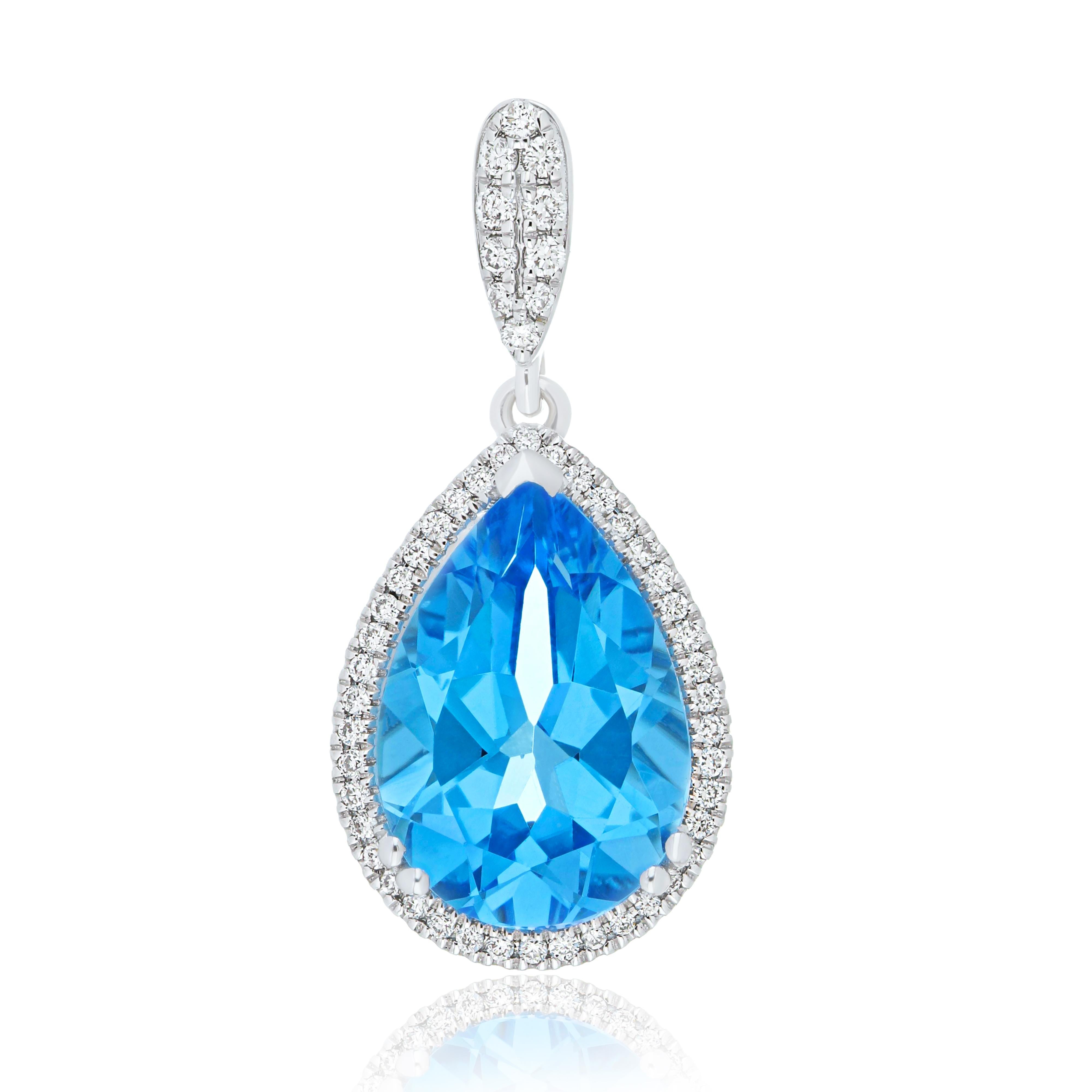En vente :  Bague, boucles d'oreilles et pendentifs en or blanc 18 carats avec topaze bleue suisse et diamants 9
