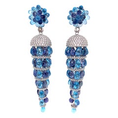 Boucles d'oreilles en or blanc 18 carats avec topaze bleue suisse et iolite et diamants