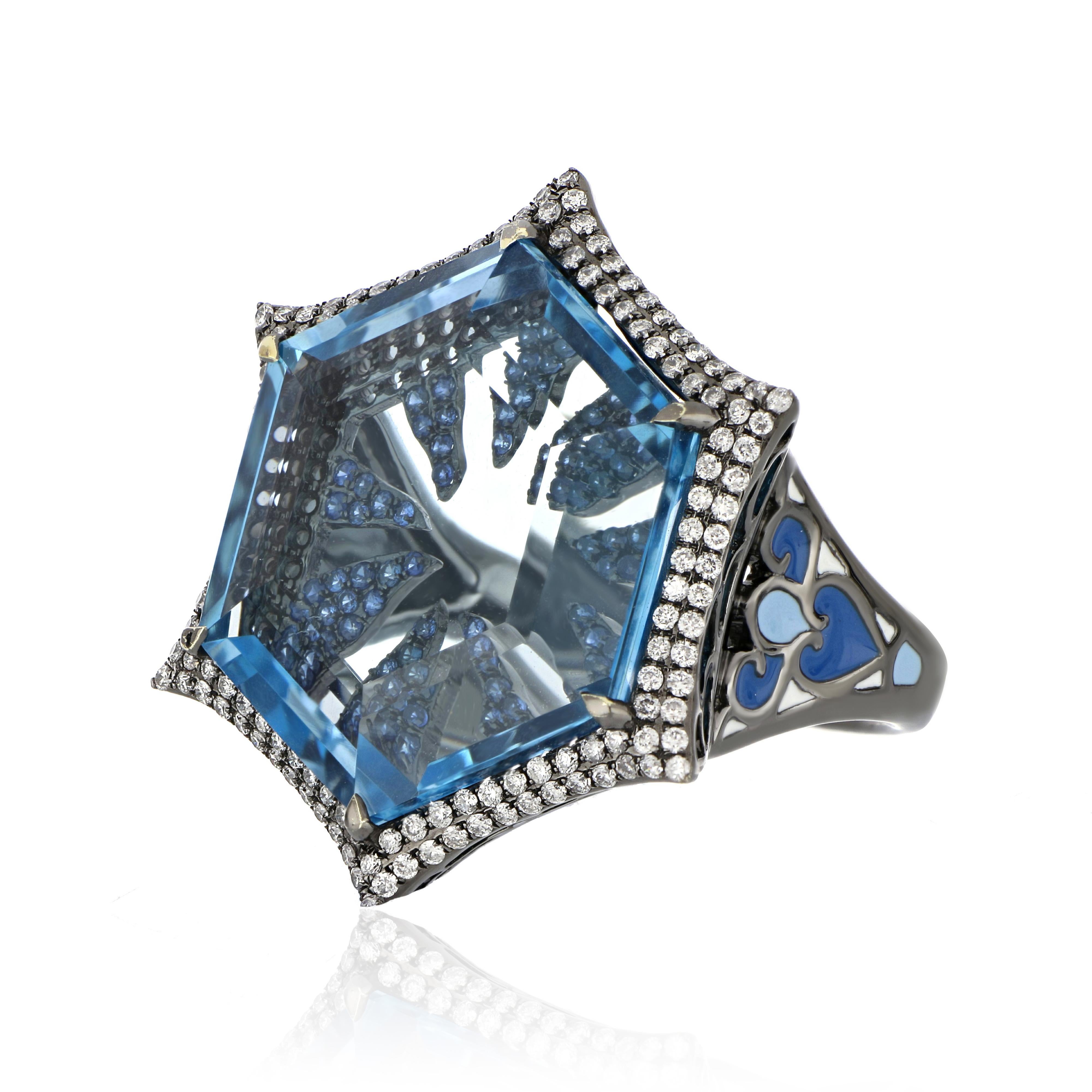 Contemporain Bague suisse cloutée en or blanc 14 carats avec topaze bleue, saphir bleu et diamants en vente