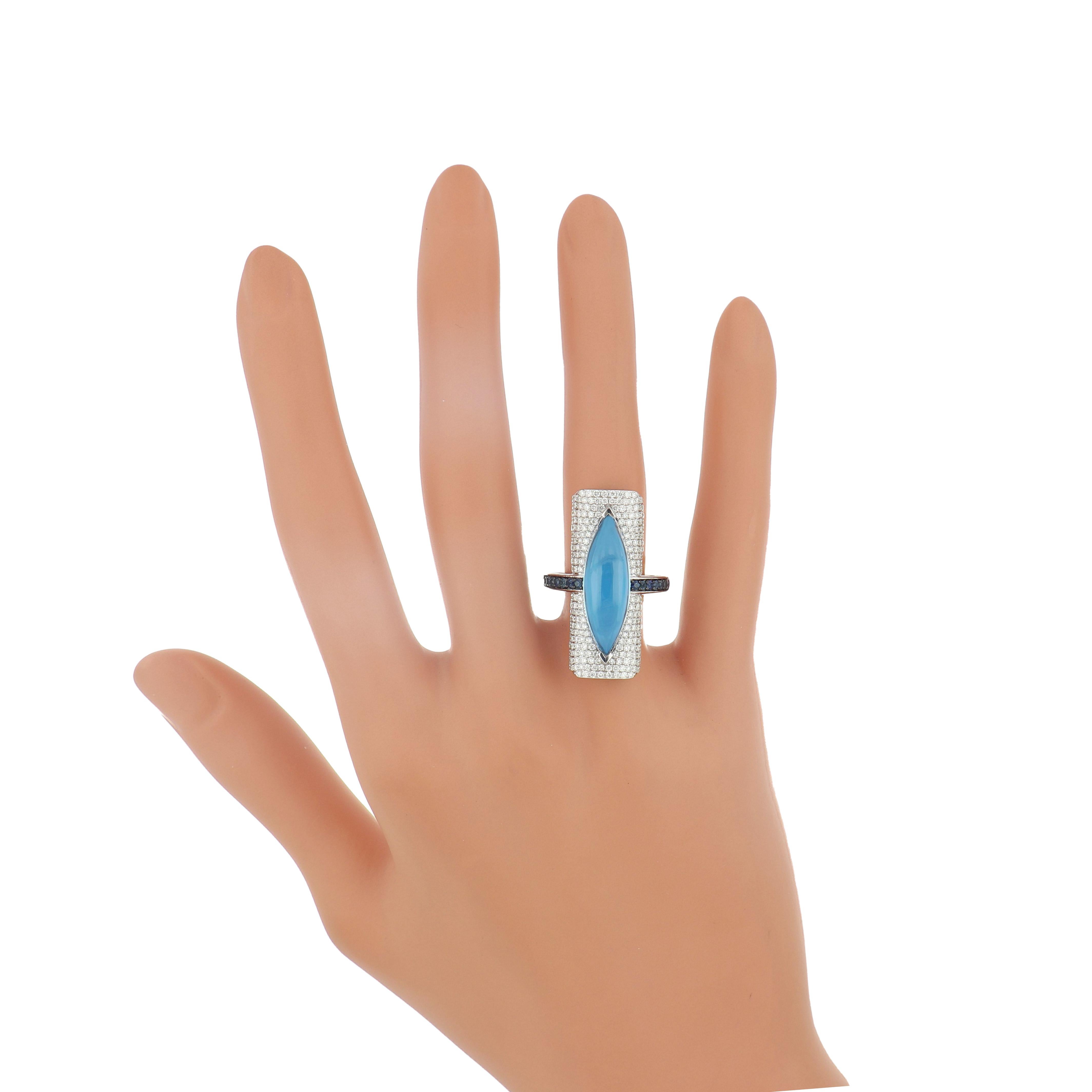 Gönnen Sie sich zeitlosen Luxus: Ein Meisterwerk der Handwerkskunst, strahlt dieser 14 Karat Weißgold Ring Eleganz, präsentiert eine fesselnde 6.65Cts (ca.) Marquise Form Cabochon Schweizer Blautopas als Herzstück, verschönert mit Micro-Pave