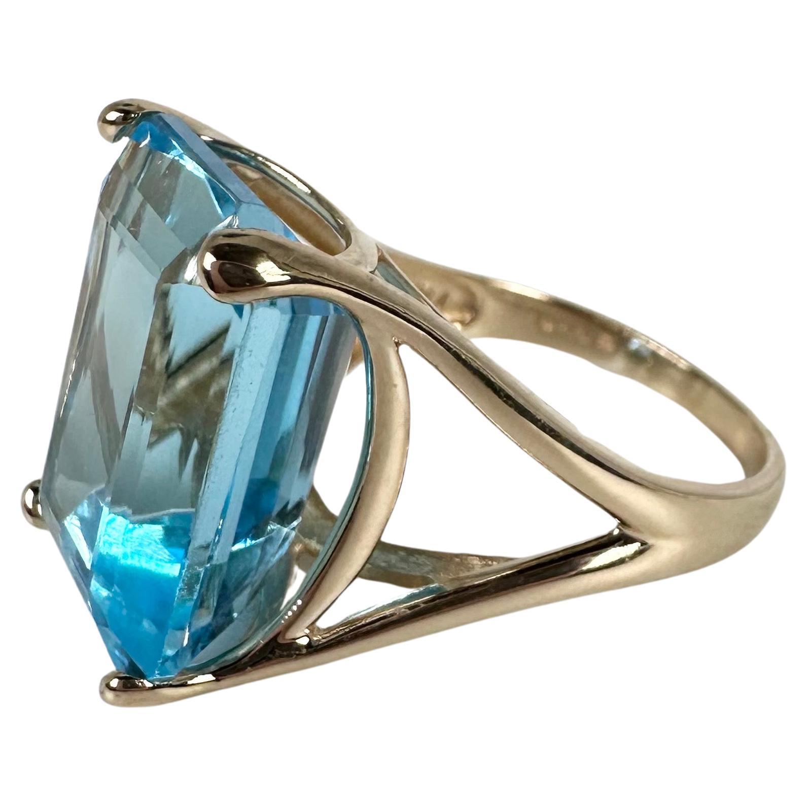 Large Swiss Blue topaz ring in 14KT yellow gold, a unique statement ring with a character.

GOLD: 14KT gold
NATURAL TOPAZ(S)
Clarity/Color: Slightly Included/Swiss Blue
Cut: Emerald
Measurements:17x13mm 
Grams:7.85
size: 8
Item#: 200-00063KME

WHAT