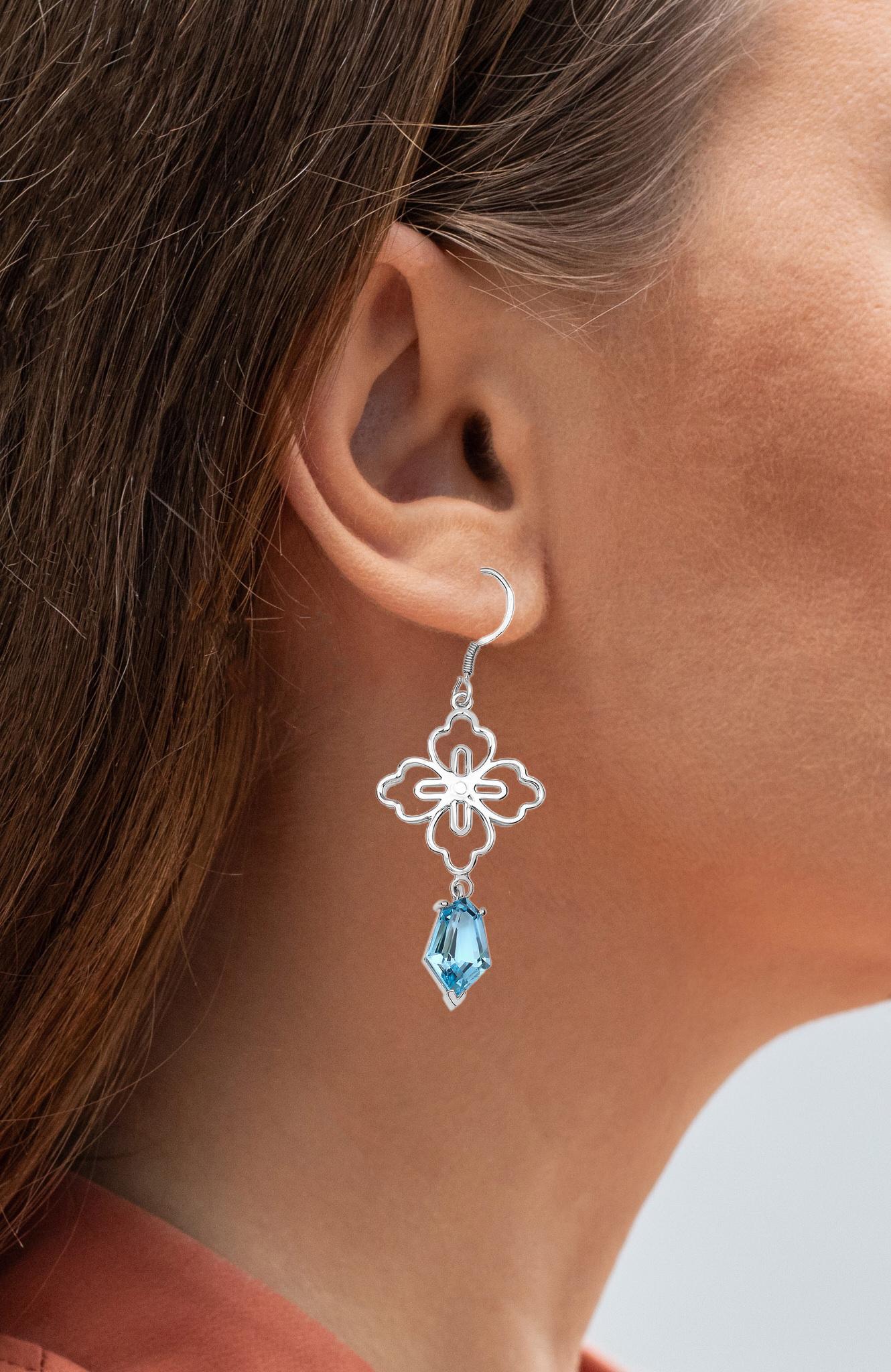 Viene con la Tasación Gemológica por GIA GG/AJP
Todas las piedras preciosas son naturales
2 Topacios azules suizos = 12,80 quilates
Metal: Plata de ley rodiada
Dimensiones: 57 x 24 mm