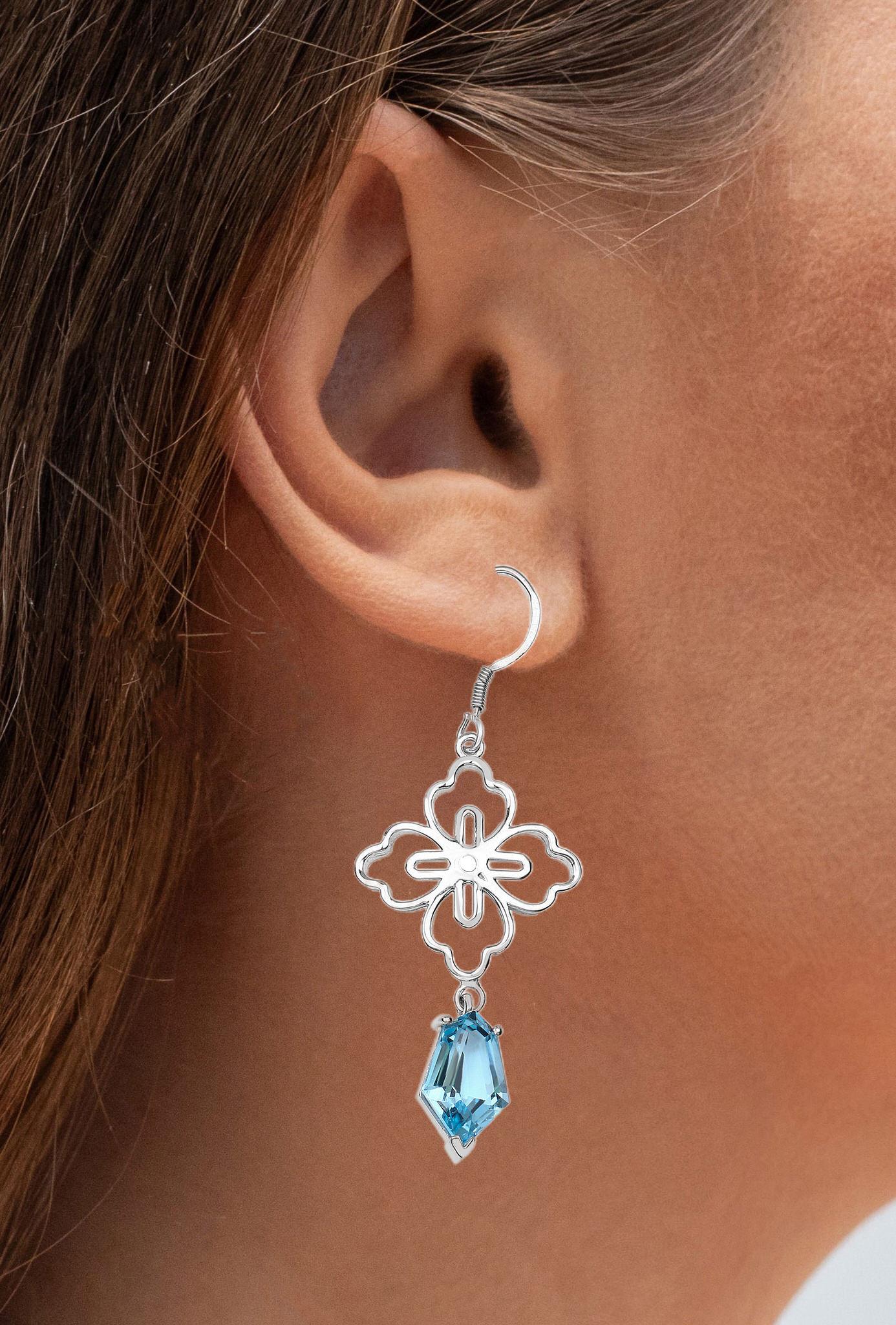 Pendientes colgantes de topacio azul suizo 12.8 quilates Plata rodiada Corte mixto en venta