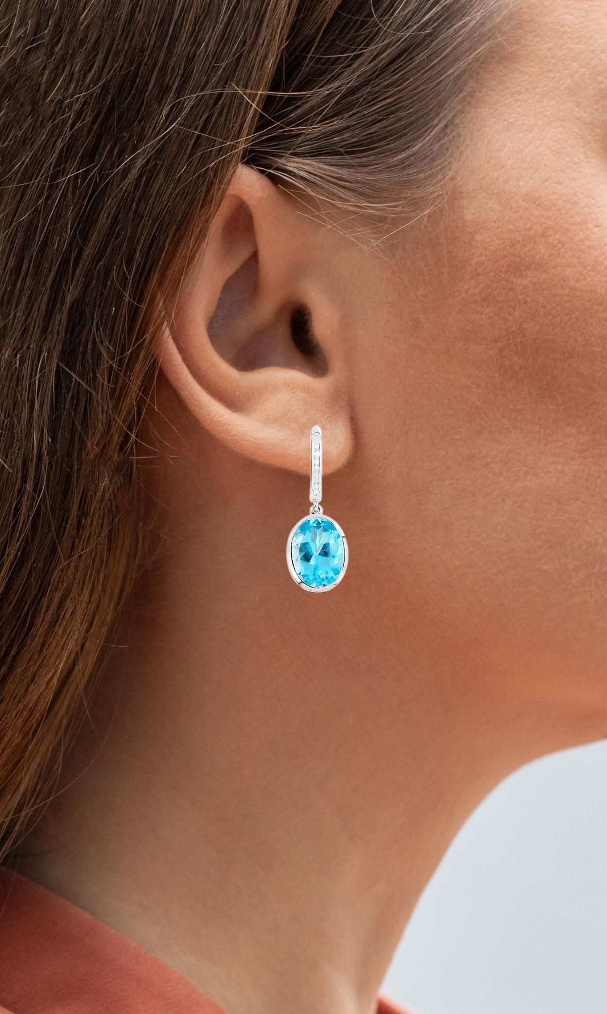 Contemporain Pendants d'oreilles en topaze bleue suisse avec diamants 15 carats en vente
