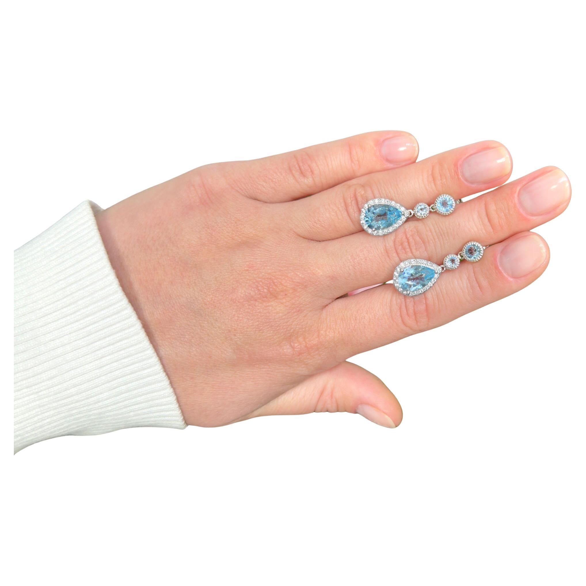 Orecchini pendenti con topazio blu svizzero e topazio bianco 9,46 carati