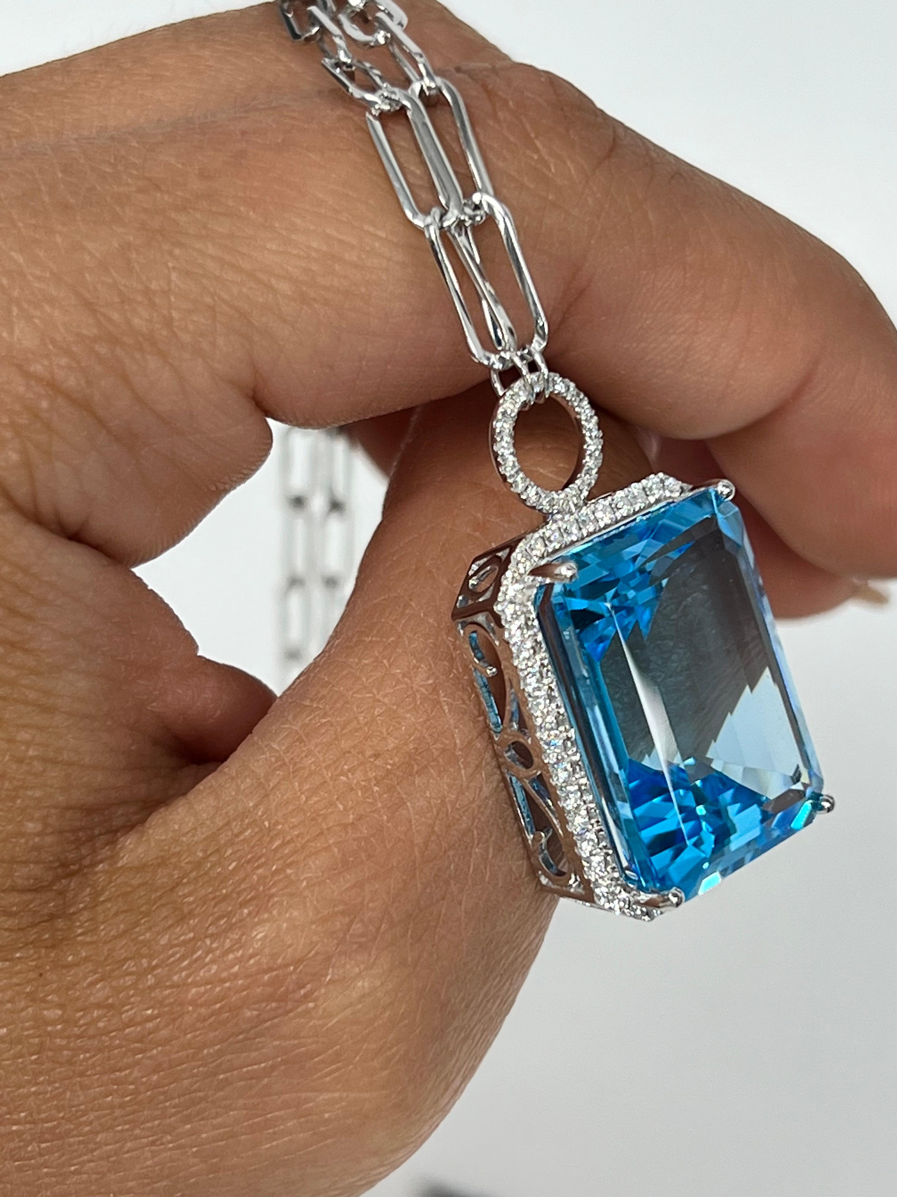 Schweizer Blautopas-Diamant-Halskette (Smaragdschliff) im Angebot