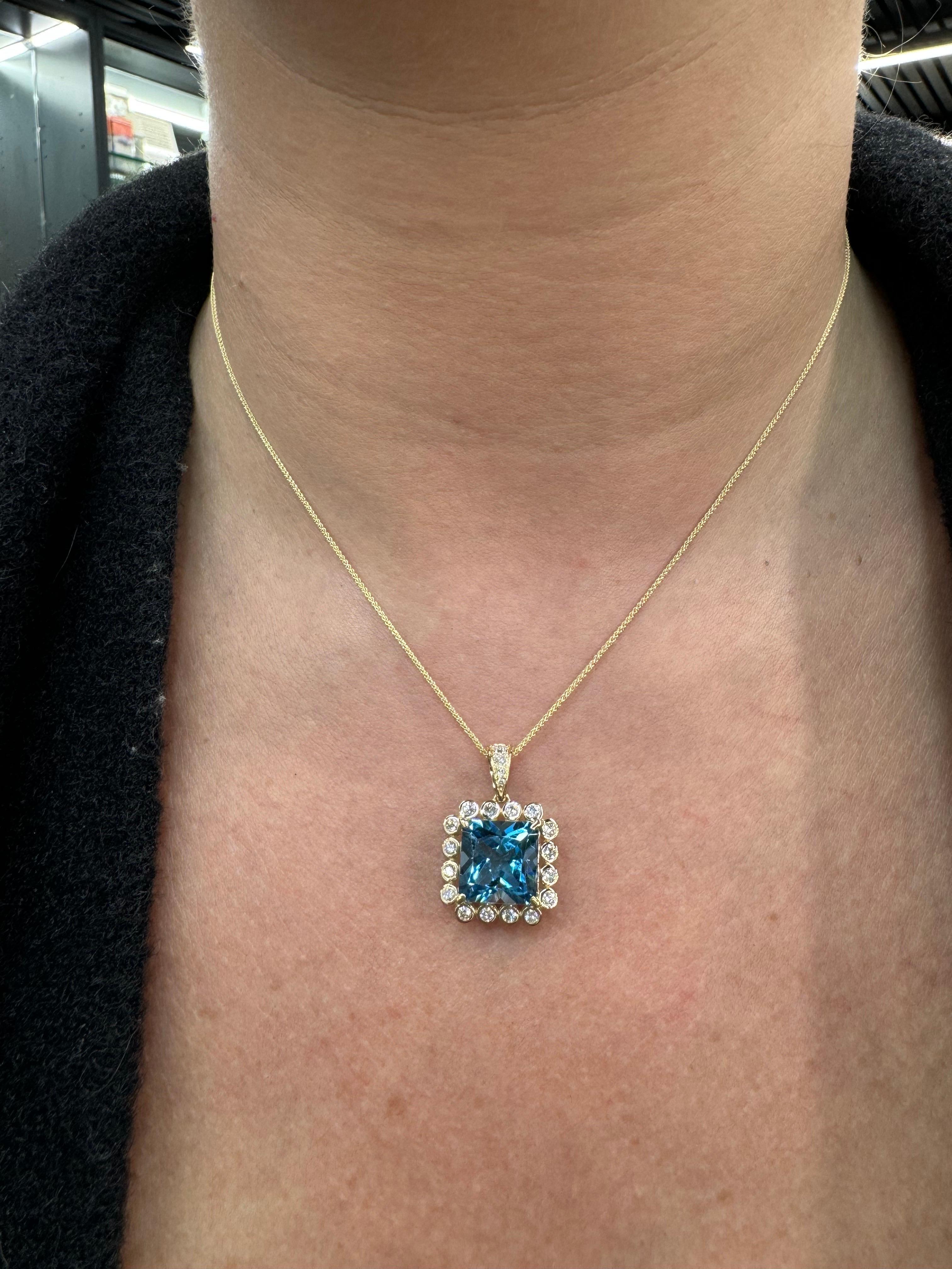 Women's Swiss Blue Topaz Diamond Pendant 6.10 Carats 14 Karat Yellow Gold For Sale