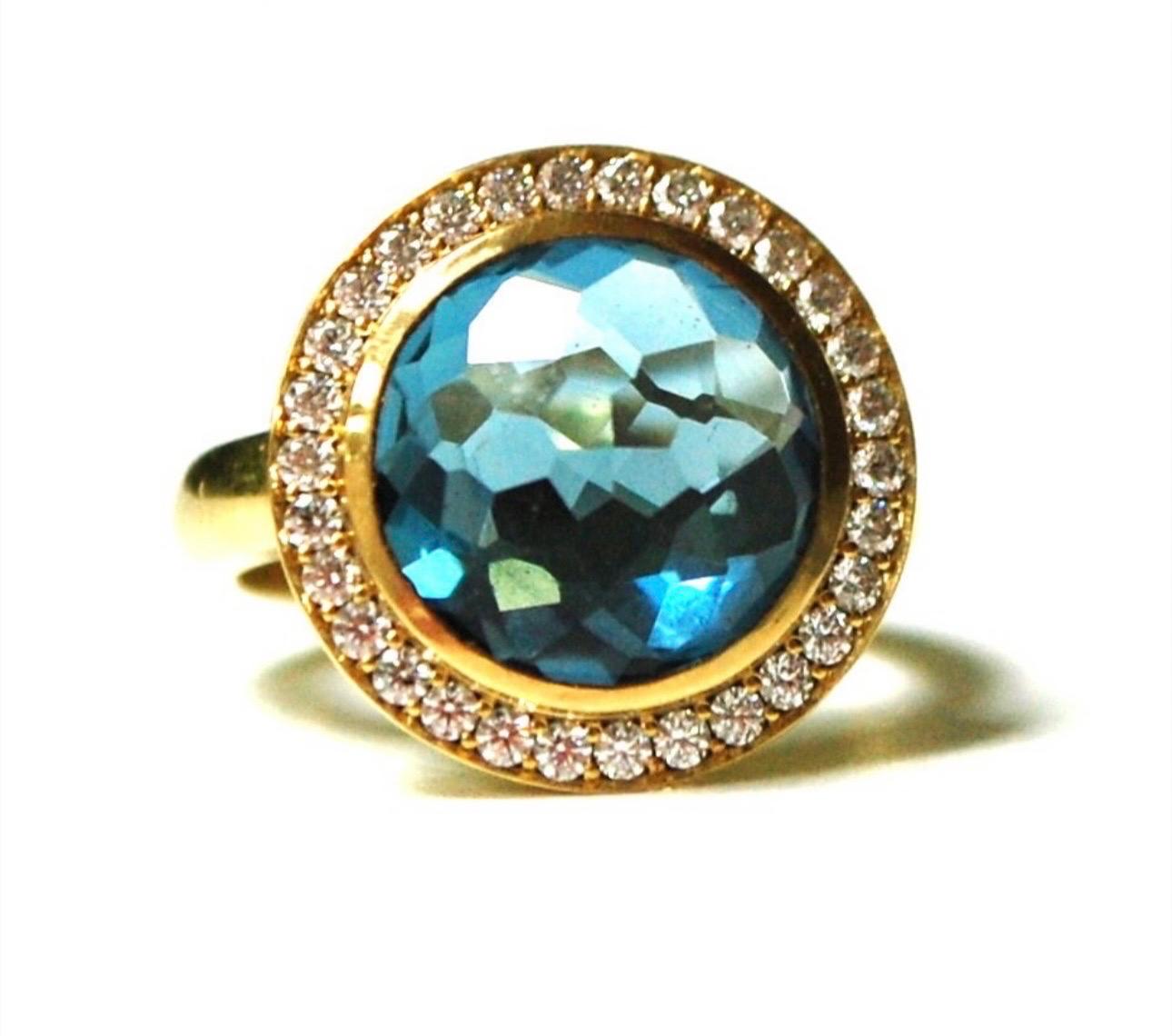 Bague de cocktail comme aucune autre, si brillante avec une topaze bleue suisse d'environ 3,50 carats et un halo de diamants fins en or jaune 18KT. La bague est une taille 8 et peut être redimensionné, il sera livré avec boîte, certificat et un