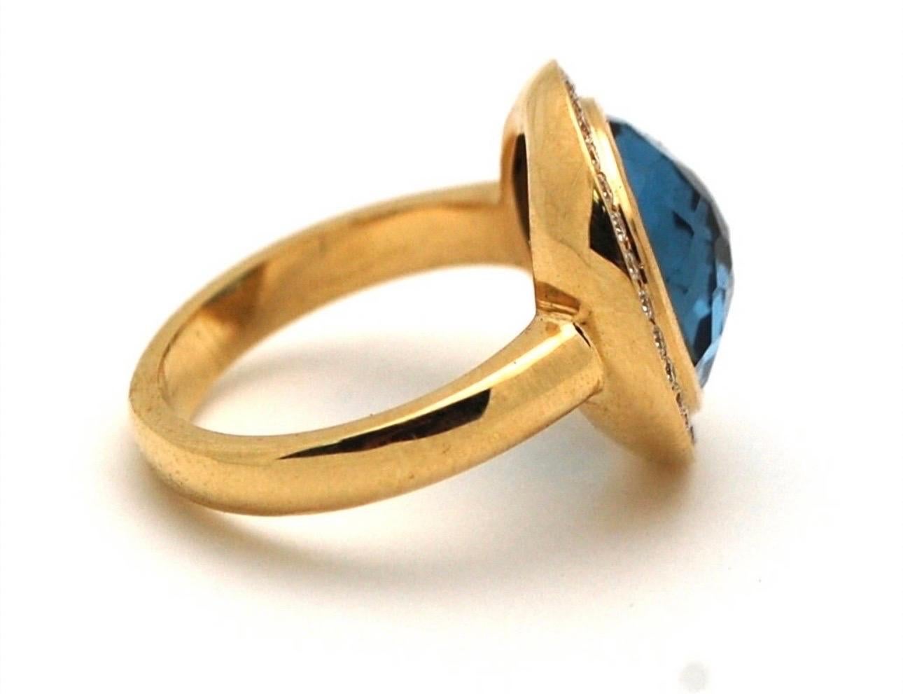 Taille ronde Bague suisse en or 18 carats avec topaze bleue et diamant taille 8 en vente