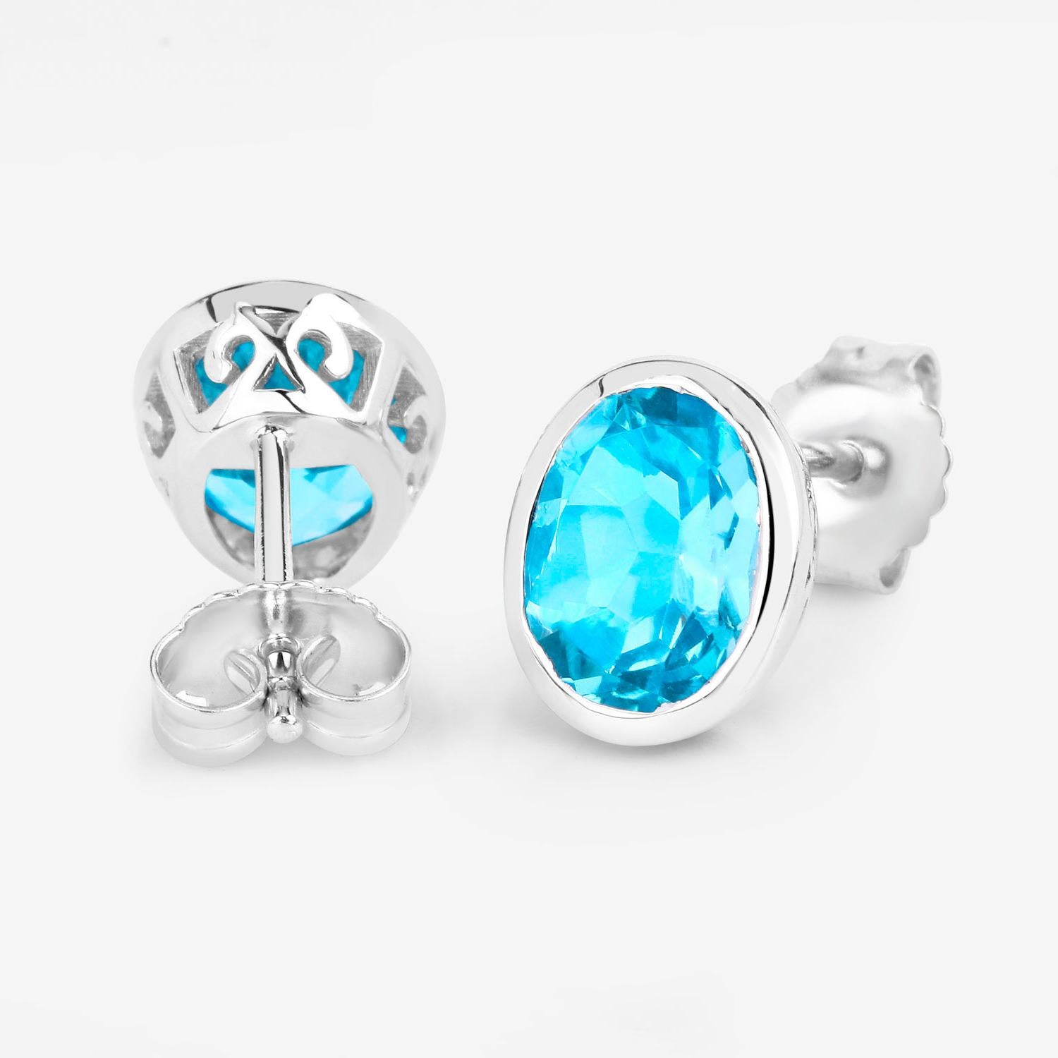 Boucles d'oreilles Topaze Bleue Suisse 4 Carats Bezel Set Sterling Silver en vente 1