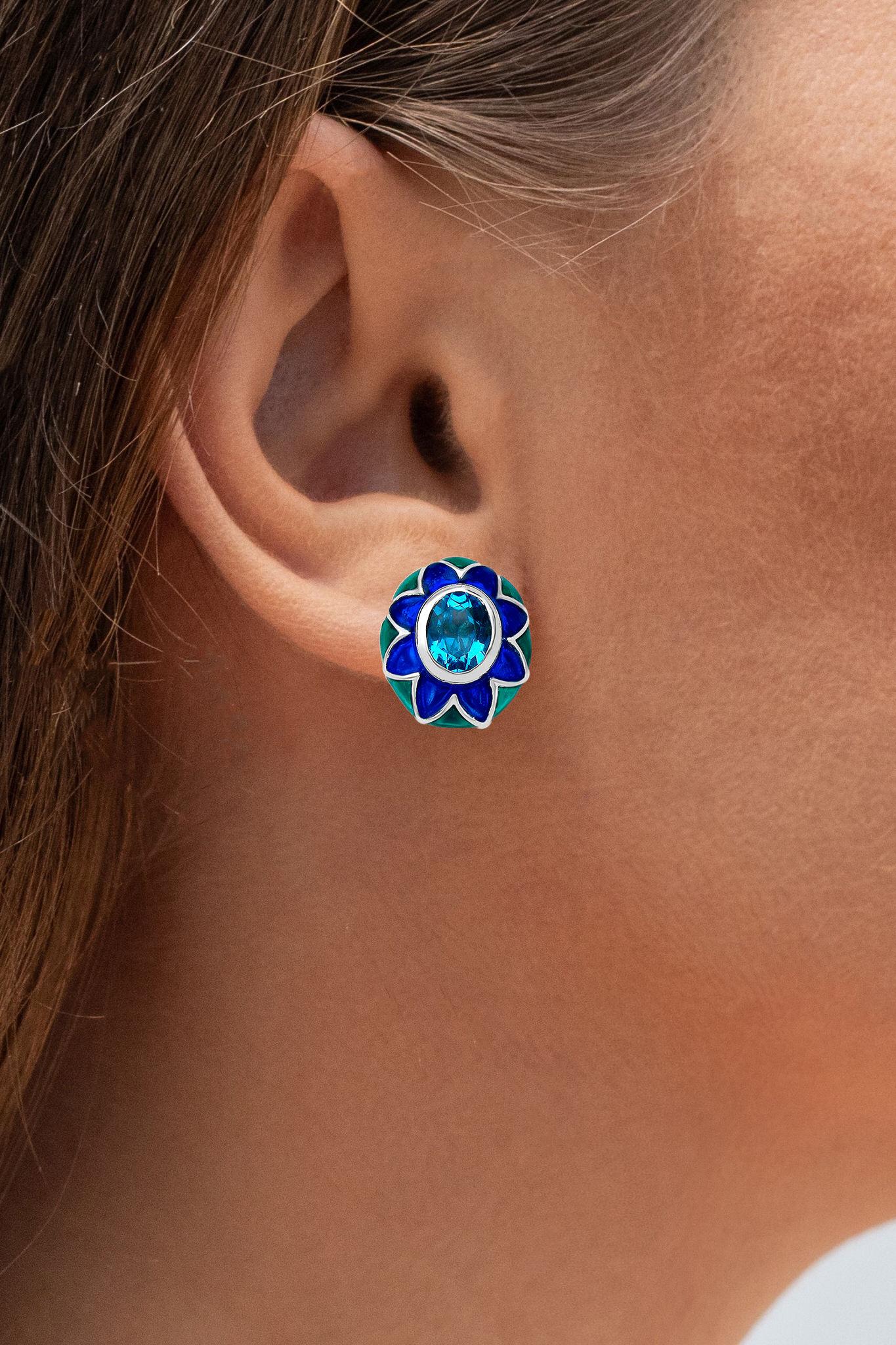 Il est accompagné d'une évaluation gemmologique par la GIA (GG/AJP).
Toutes les pierres précieuses sont naturelles
2 Topazes bleues suisses = 3.20 Carats
Émail : bleu, menthe
Métal : Argent sterling plaqué rhodium
Poteau avec dos de