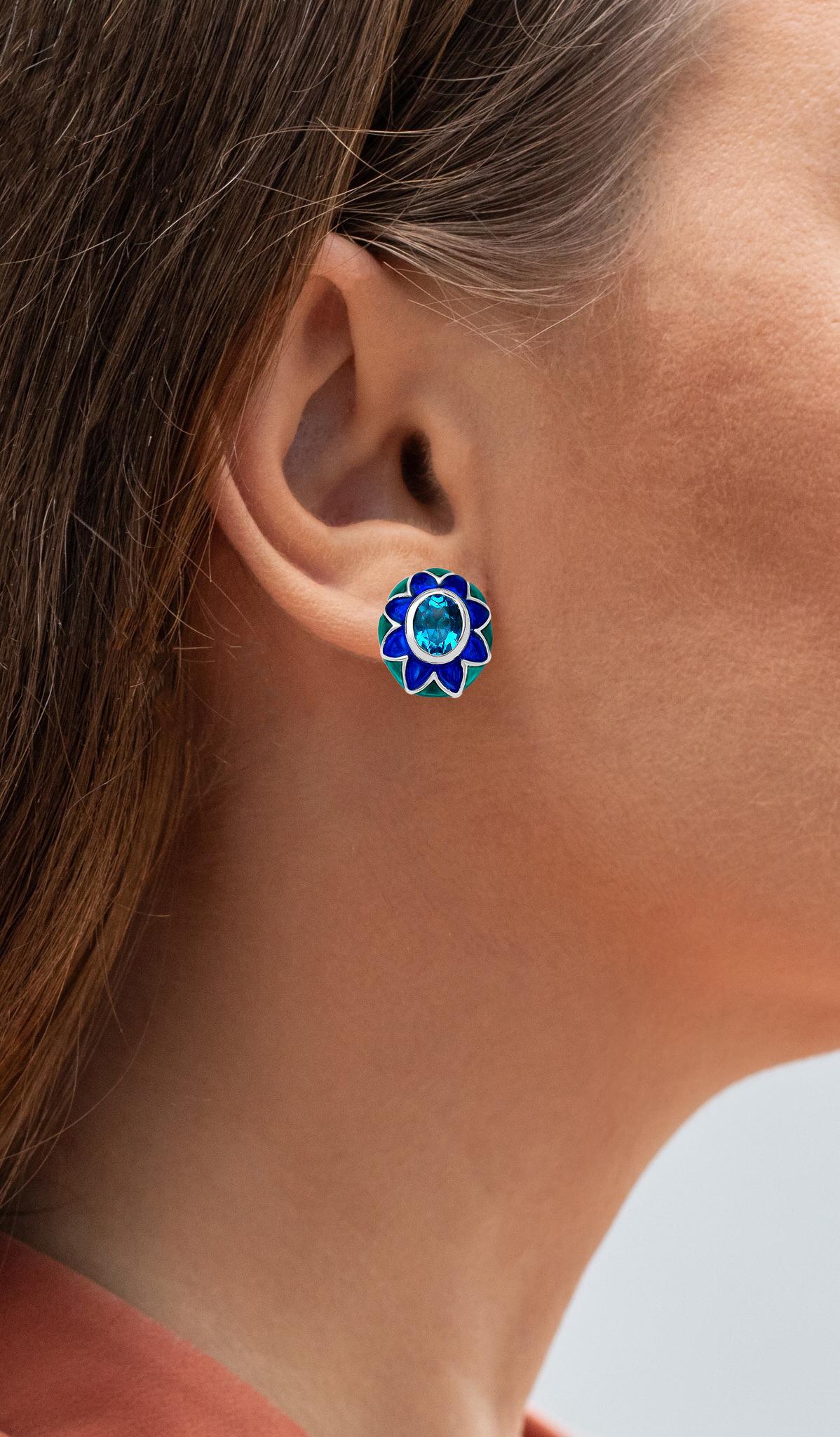 Taille ovale Boucles d'oreilles suisses en émail floral et topaze bleue 3,2 carats en vente