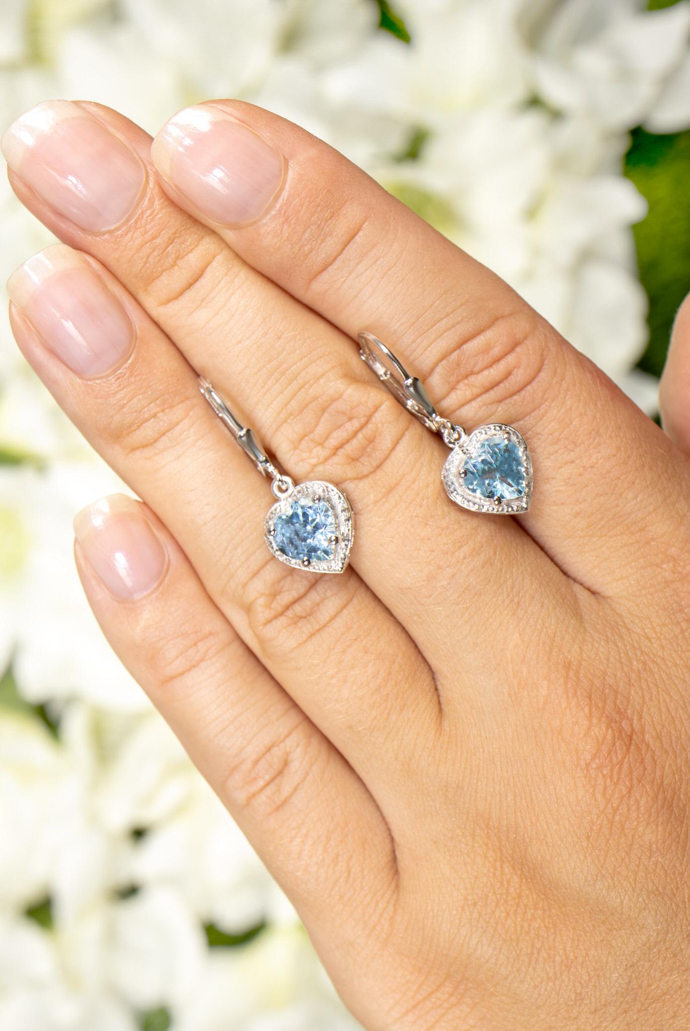 Taille cœur Pendants d'oreilles en forme de cœurs en topaze bleue suisse de 4,2 carats en vente
