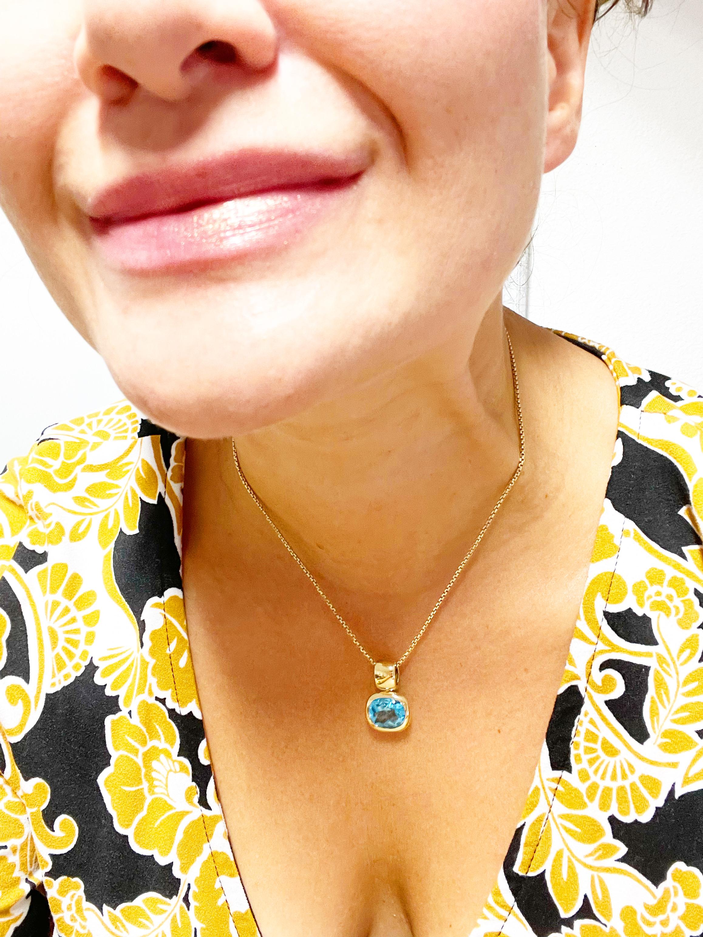 Exquisite beauty. Swiss blue topaz in 18KT yellow gold. Bezel setting like no other, this pendant necklace is simple yet made with such great quality and bold feeling. Definitly a luxurious piece to own by H.Stern.

PENDANT:
GRAM WEIGHT: