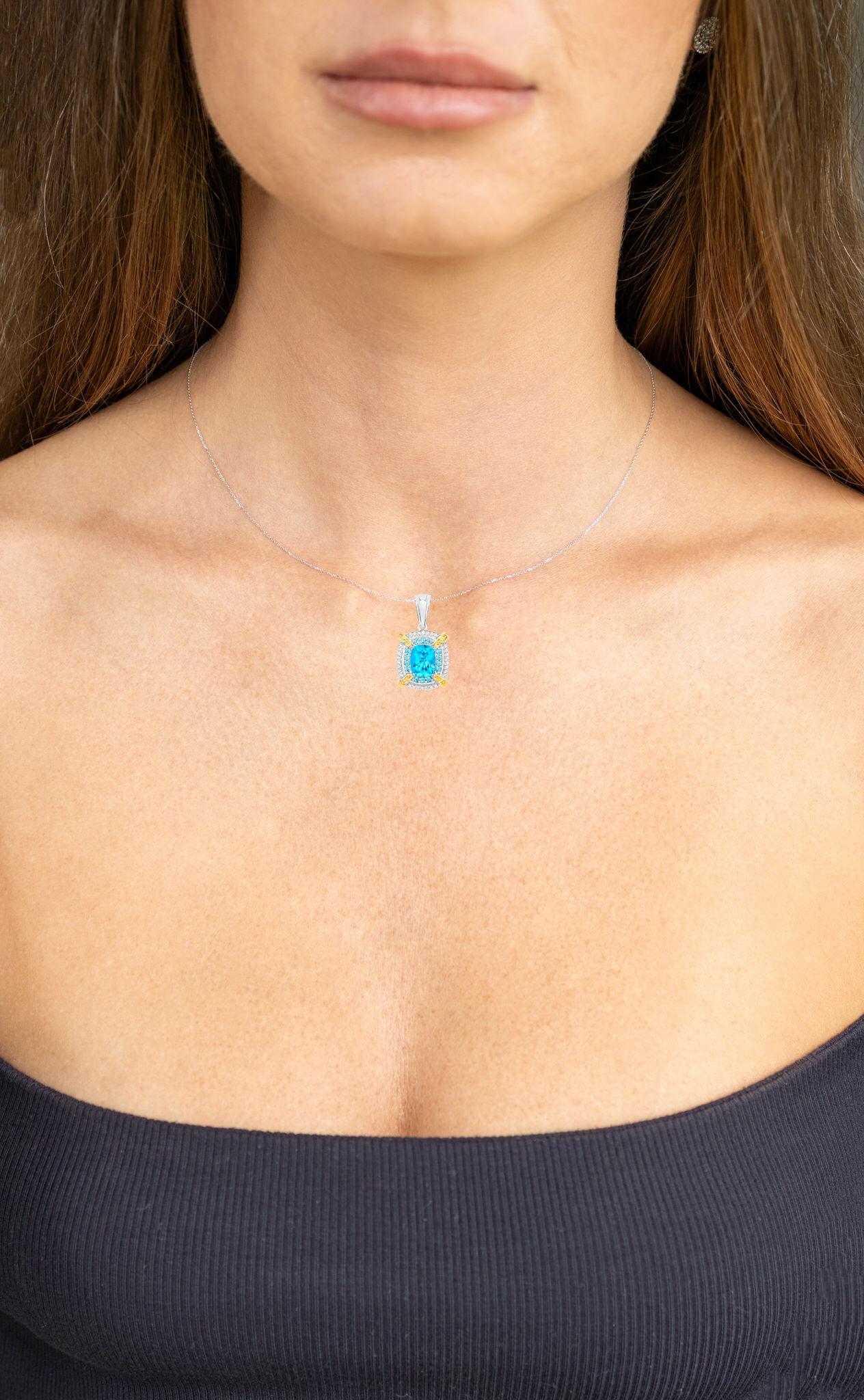 Contemporain Collier pendentif en argent sterling suisse avec topaze bleue sertie de diamants de 3,85 carats en vente