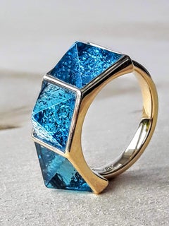 Swiss Blue Topaz Pyramids Ocean Deep Water 18K Yellow Gold Ring