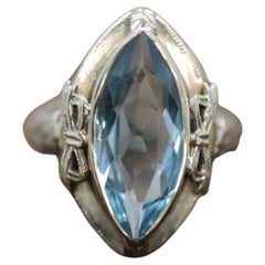 Anillo de Topacio Azul Suizo. Filigrana de oro blanco de 14 quilates. Art Decó 1920 Época.