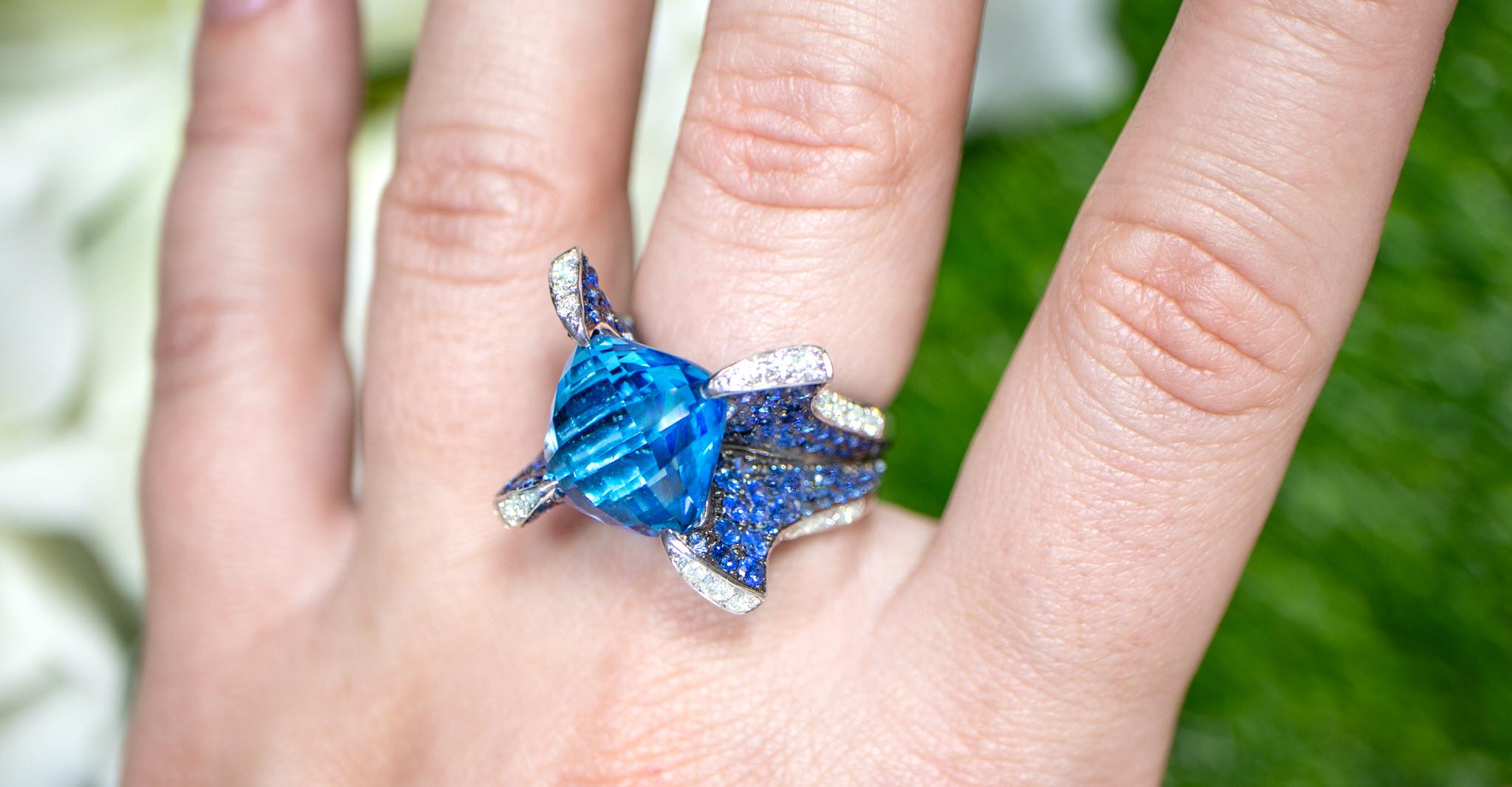 Bague Topaze Bleue Suisse Diamants et Saphirs 13.8 Carats Or 18K Excellent état - En vente à Laguna Niguel, CA