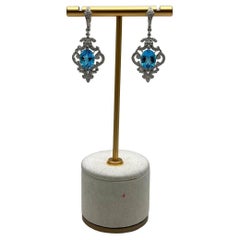 Statement-Ohrringe mit Schnörkeln aus 14 Karat Weißgold mit Schweizer blauem Topas und weißen Diamanten