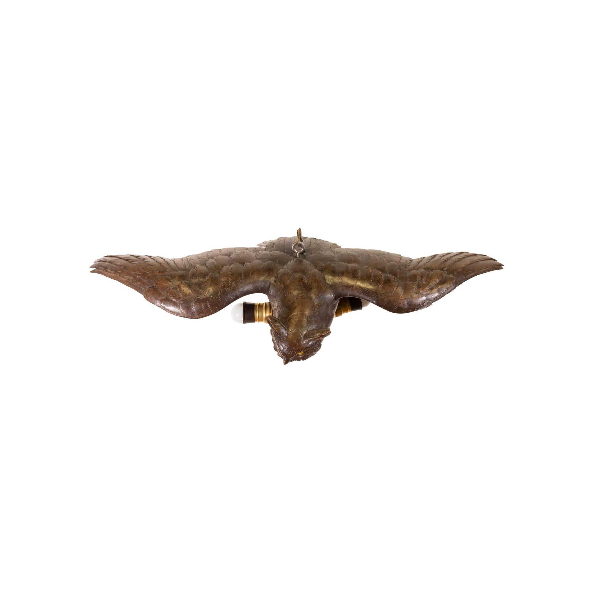 Suisse Chandelier suspendu en forme de hibou sculpté dans la forêt noire avec envergure des ailes en vente